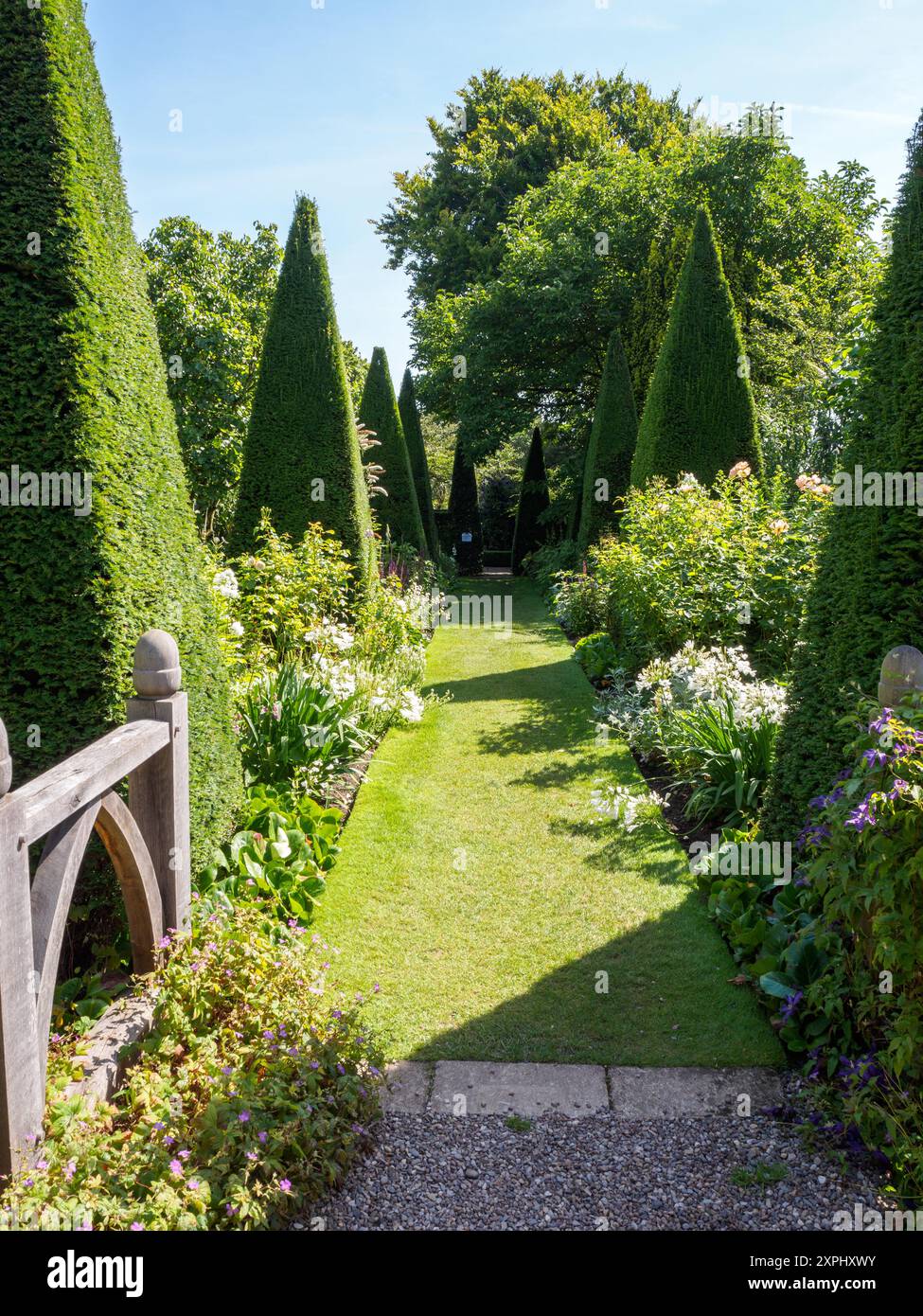 The Yew Walk, Wollerton Old Hall Garden Foto Stock