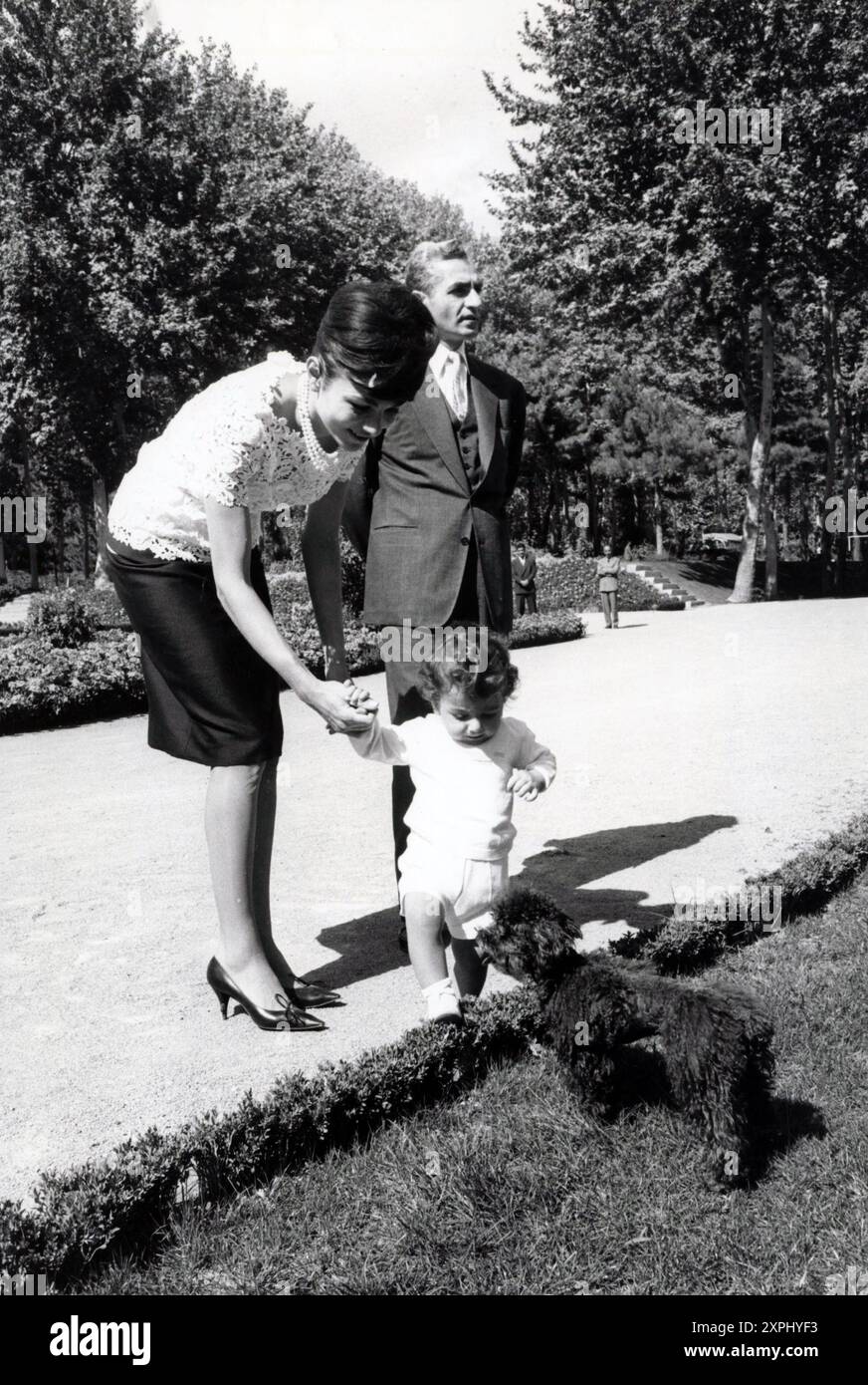 Ottobre 1961 Teheran Archivio storico Olycom/LaPresse Farah Diba (Teheran, 14 ottobre 1938) è l'ultima imperatrice del moderno Iran in quanto vedova di Mohammad Reza Pahlavi, deposto scià di Persia. Nella foto: L'imperatrice Farah Diba con suo marito Mohammad Reza Pahlavi con loro figlio il principe Reza Pahlavi durante il suo primi passi nel giardino reale nella foto: l'imperatrice Farah Diba con suo marito Mohammad Reza Pahlavi con il loro figlio il principe Reza Pahlavi durante i suoi primi passi nel giardino reale credito: LaPresse/Alamy Live News Foto Stock