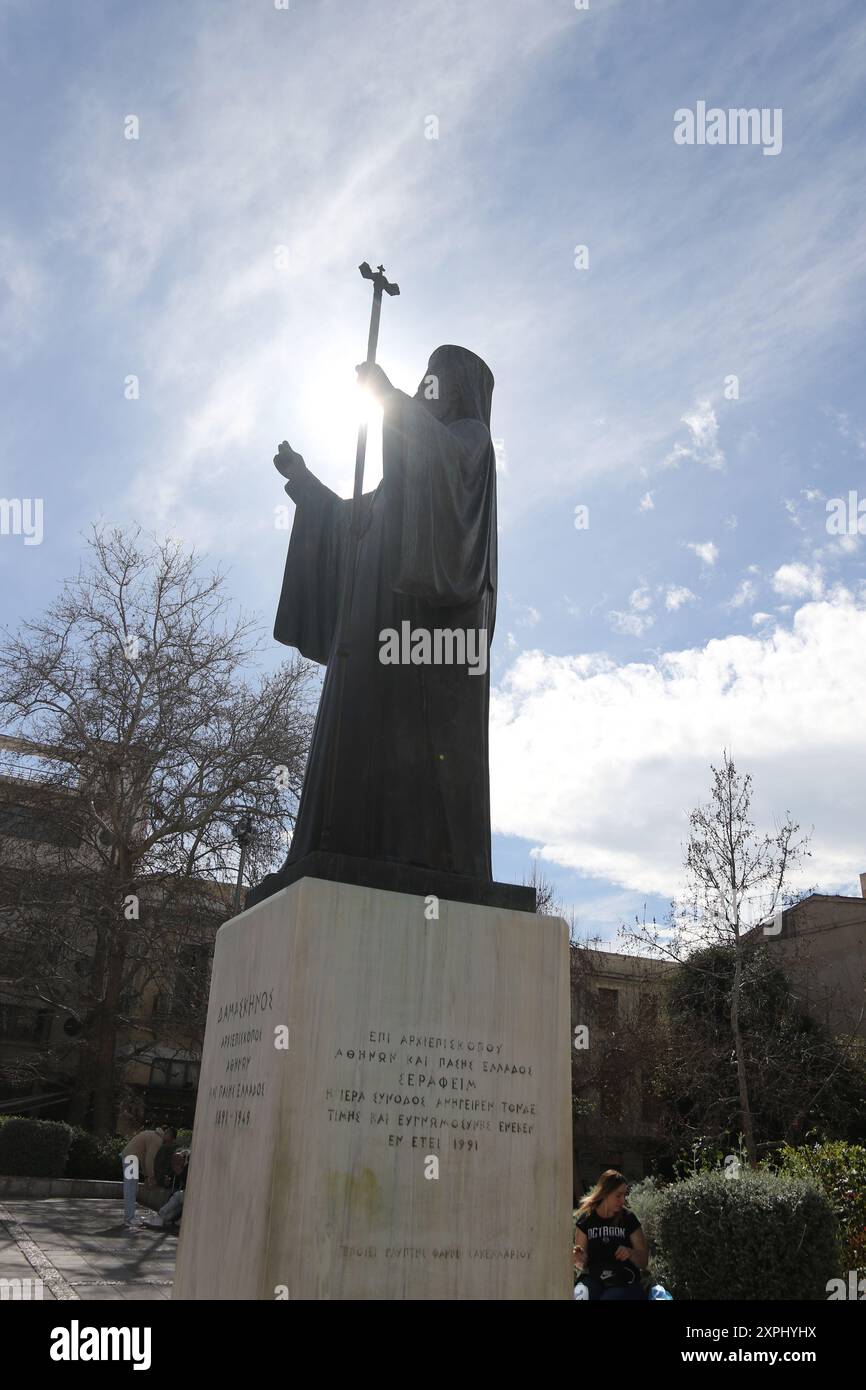 La statua in bronzo dell'arcivescovo Damaskinos Papandreou si trova nel centro di Piazza Mitropoleos, di fronte alla cattedrale metropolitana di Atene in Grecia. Foto Stock