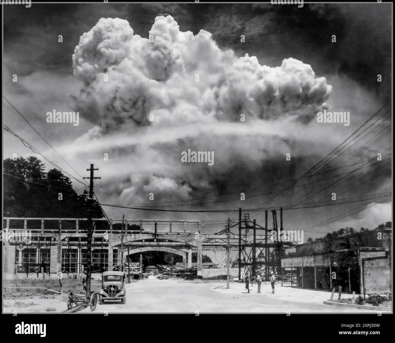 BOMBA ATOMICA NAGASAKI GIAPPONE foto scattata da Hiromichi Matsuda dal tetto dell'ufficio dell'allora cantiere navale Kawanami Kōgyō situato a Kōyagi, Nagasaki. Il bombardamento della città giapponese di Nagasaki con il dispositivo bomba al plutonio "uomo grasso" il 9 agosto 1945 ha causato terribili devastazioni umane, ma è stato uno dei motivi principali per porre fine alla guerra del Pacifico e successivamente alla seconda guerra mondiale, insieme alle terribili torture crudeltà e morti subite dai PRIGIONIERI DI GUERRA alleati per mano delle forze militari giapponesi imperiali. Data 9 agosto 1945 Guerra del Pacifico della seconda guerra mondiale Foto Stock