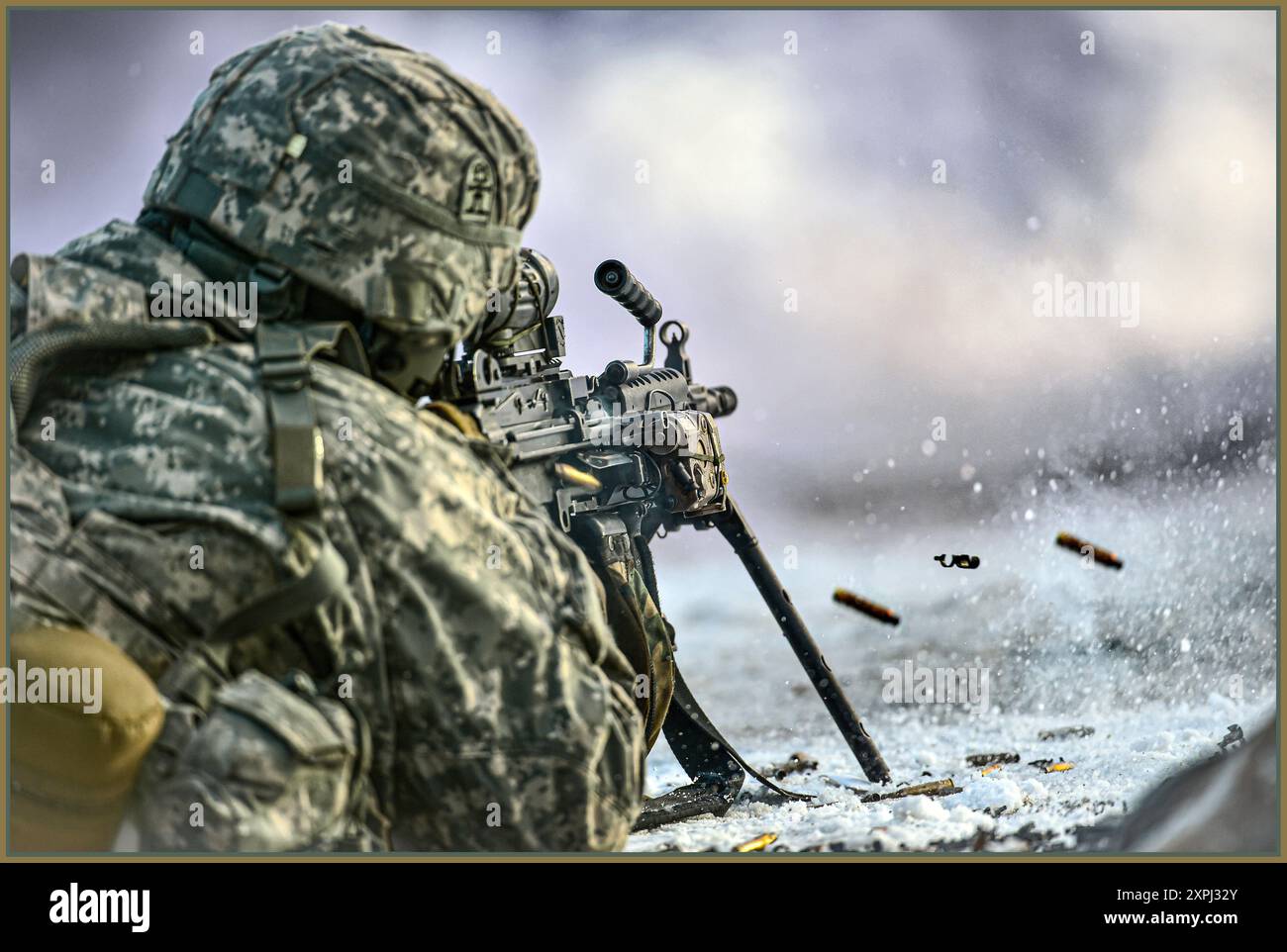 AMERICAN ARMY un fuciliere automatico assegnato a Baker Company, 3rd Battalion, 509th Parachute Infantry Regiment, 4th Infantry Brigade Combat Team (Airborne), 25th Infantry Division, U.S. Army Alaska, condurre operazioni di fuoco vivo e movimento a contatto sul corso di battaglia della squadra di fanteria presso Joint base Elmendorf-Richardson, Alaska, martedì 8 novembre 2016. Foto Stock