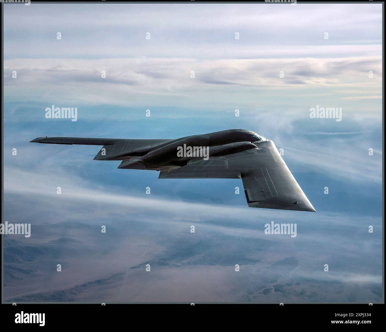 B-2 B2 Stealth Bomber in missione di prova dalla Edwards Air Force base, California. Il volo polare ha contribuito a garantire che il B-2 mantenga la sua capacità di combattimento globale in tutti gli ambienti con nuovi computer per la crescita futura e contributi sostenuti alla missione della Greater Air Force. (U.S. Air Force Photo di Bobbi Zapka) il Northrop B-2 Spirit, noto anche come Stealth Bomber, è un bombardiere strategico pesante americano, dotato di tecnologia stealth a bassa osservabilità progettata per penetrare le dense difese antiaeree. Un'ala volante subsonica con un equipaggio di due persone, l'aereo è stato progettato da Northrop. Foto Stock