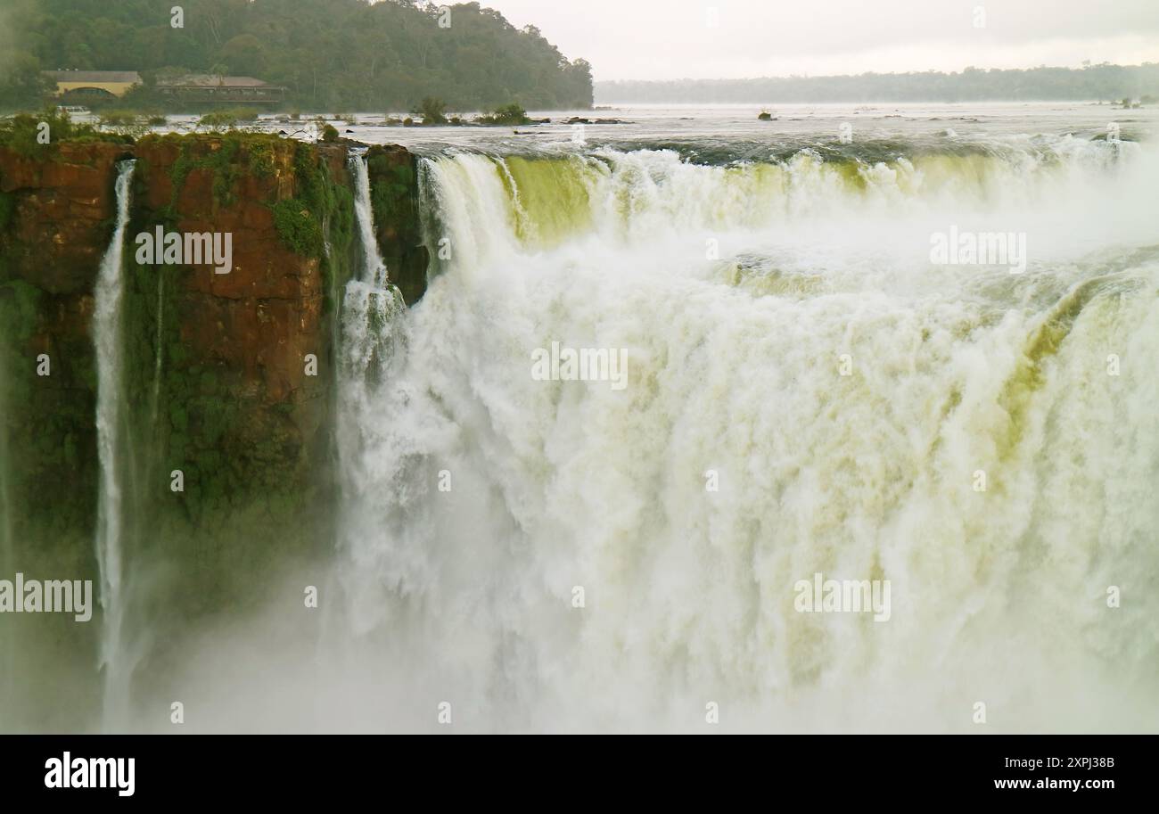 La potente Gola del Diavolo delle Cascate dell'Iguazú sul lato argentino, il Parco Nazionale dell'Iguazú, un sito patrimonio dell'umanità dell'UNESCO in Argentina, Sud America Foto Stock