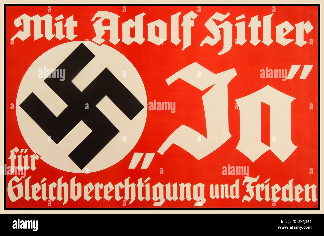 Propaganda nazista degli anni '1930 'con Adolf Hitler, Sì per l'uguaglianza e la pace'. 1933 poster di Propaganda che sottintende Hitler sostiene l'uguaglianza e la pace. Manifesto politico nazista degli anni '1930 con una citazione di Adolf Hitler che chiede l'uguaglianza e la pace. La stessa frase è stata usata nella propaganda elettorale nazista che ha portato alle elezioni parlamentari tedesche del 12 novembre 1933. La richiesta di uguaglianza si riferisce al voto sulla possibilità che la Germania si ritiri dalla società delle Nazioni, cosa che farebbe nell'ottobre di quell'anno. La citazione fu riutilizzata dopo che la Germania annesse l'Austria nell'Anschluss. Foto Stock