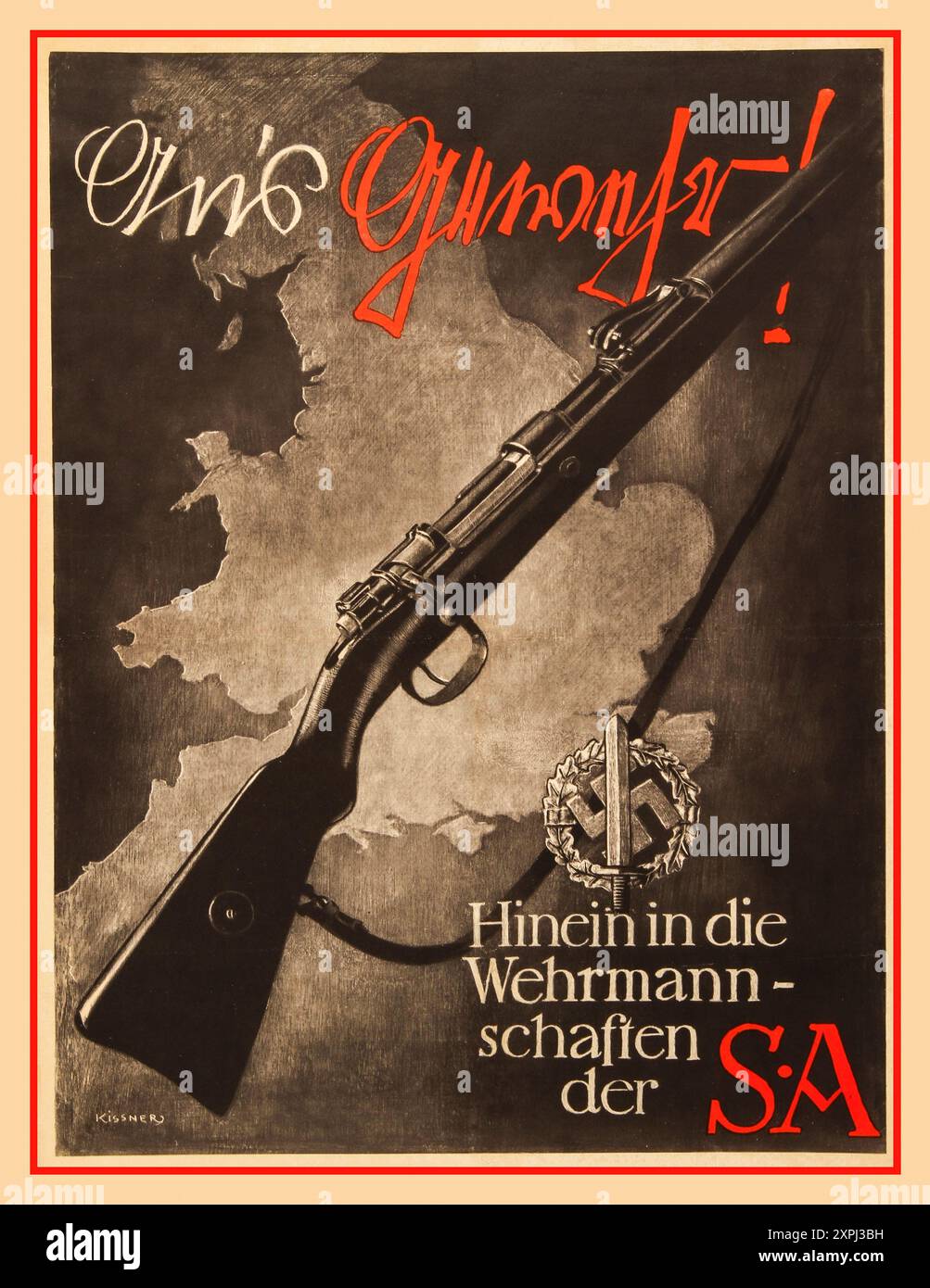STURMABTEILUNG (SA) MANIFESTO DI RECLUTAMENTO CON Un FUCILE SULLA COSTA DELLE ISOLE BRITANNICHE poster di reclutamento tedesco per Sturmabteilung (SA), un'organizzazione paramilitare nazista responsabile della protezione delle riunioni del partito, dell'intimidazione degli elettori e dell'aggressione fisica degli oppositori. Il simbolo della corona e della spada sono presenti anche sul distintivo sportivo SA e sulla fascia da braccio, che sono stati forniti per il completamento fisico. Come risultato della grande depressione e della crescente popolarità del partito nazista, l'appartenenza alle SA aumentò a 400.000 nel 1932, e nel 1933 l'adesione era di circa due milioni. Foto Stock