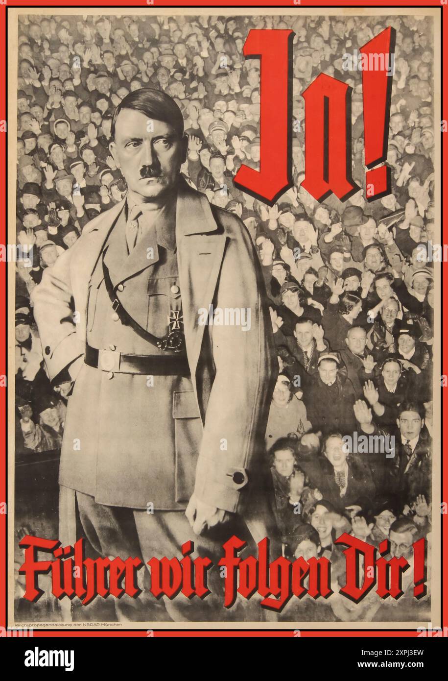 ADOLF HITLER 1934 Ja! Fuehrer wir dir folgen! «Sì! Leader ti stiamo seguendo!” 1934 Monaco (Germania) poster politico tedesco che incoraggiava il sostegno pubblico all'usurpazione del potere da parte di Adolf Hitler dopo la morte del presidente tedesco, Paul von Hindenburg, nel 1934. Il poster mostra il pubblico che saluta e applaude Hitler, e che esclama la loro adorazione, implicando il sostegno unito dei tedeschi alla sua assunzione del potere come unico leader della Germania. Hitler fu nominato Cancelliere della Germania il 30 gennaio 1933, Foto Stock