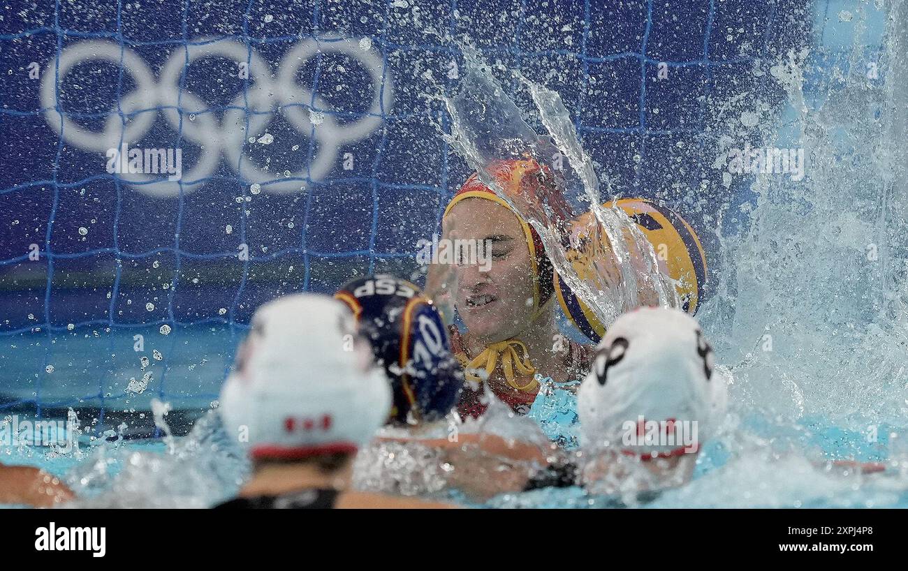 Saint Denis. 6 agosto 2024. La portiere Martina Terre (top) della Spagna difende durante i quarti di finale di pallanuoto femminile tra Spagna e Canada ai Giochi Olimpici di Parigi 2024 a Saint-Denis, Francia, 6 agosto 2024. Crediti: Wang Yuguo/Xinhua/Alamy Live News Foto Stock