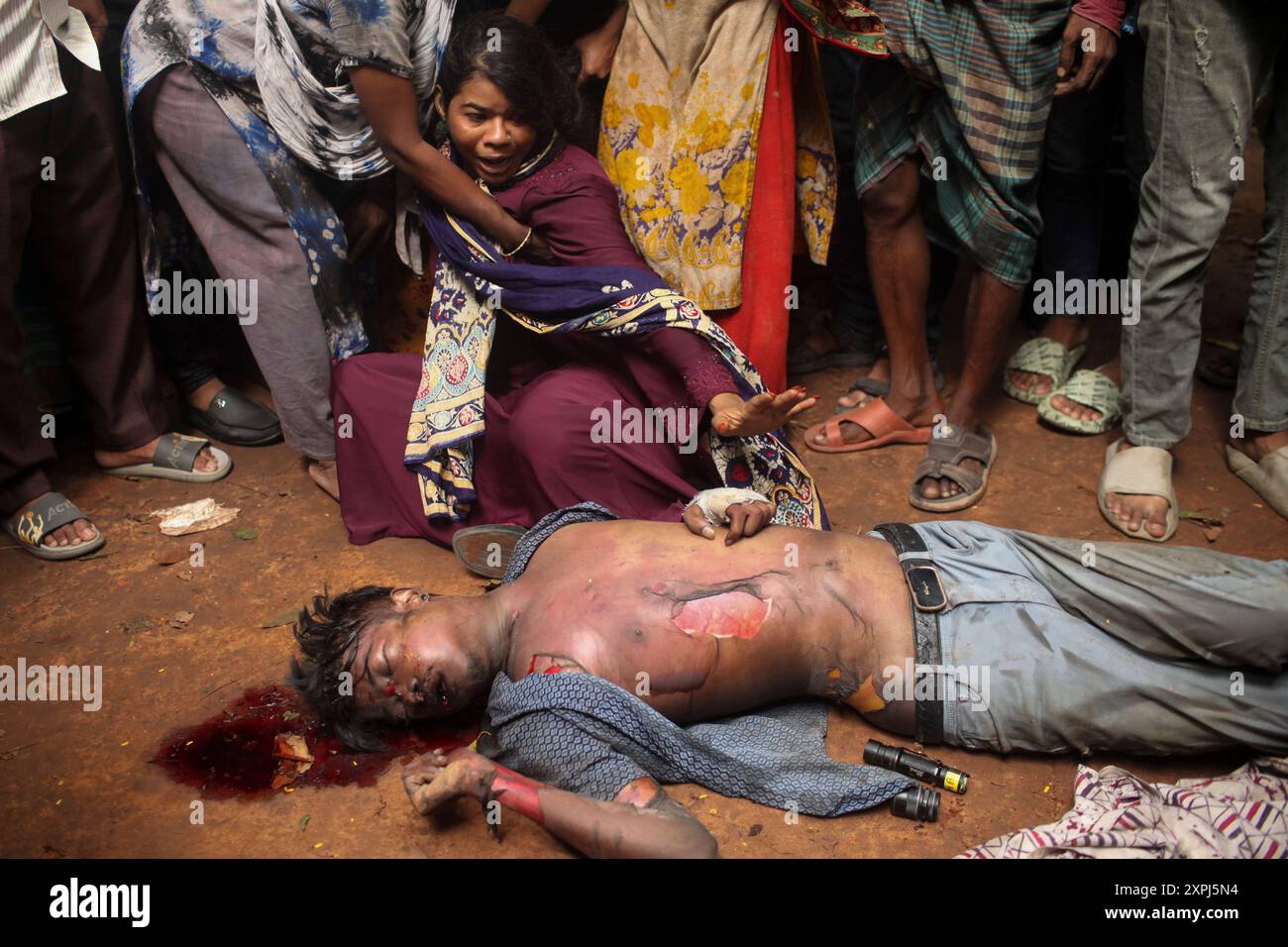CONTENUTO GRAFICO DELLA NOTA EDS. Dacca, Dacca, Bangladesh. 6 agosto 2024. Una madre piange dopo aver trovato il corpo carbonizzato del bambino di fronte al Bangabandhu Memorial Museum sulla strada a Dhaka, Bangladesh, il 6 agosto 2024. Il Bangabandhu Memorial Museum è incendiato dai manifestanti anti-governativi a Dhaka il 5 agosto 2024. (Credit Image: © Abu Sufian Jewel/ZUMA Press Wire) SOLO PER USO EDITORIALE! Non per USO commerciale! Crediti: ZUMA Press, Inc./Alamy Live News Foto Stock
