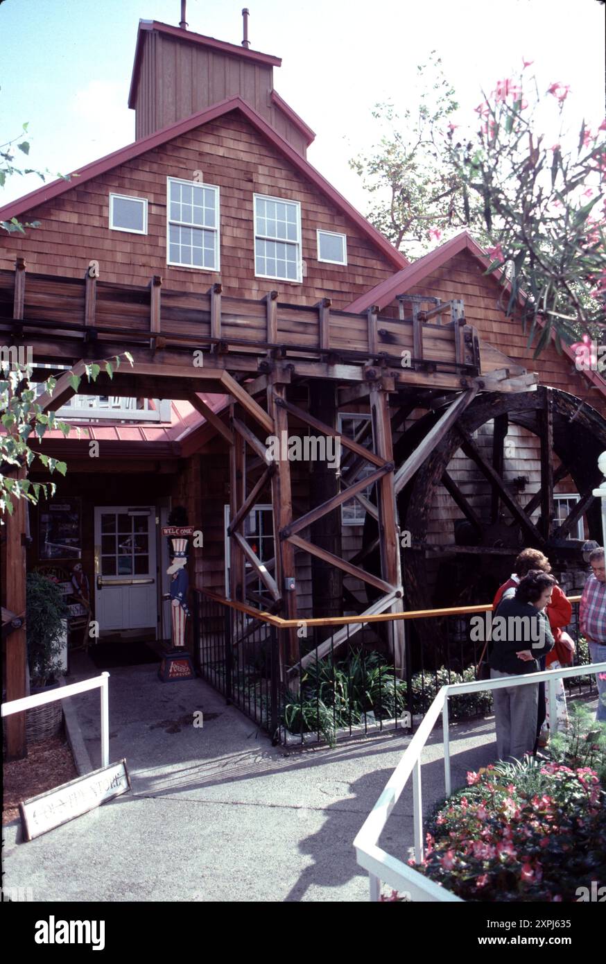 San Luis Obispo CA, Stati Uniti. 1982. Apple Farms Inn. L'Apple Farm Inn, con tre piani che combinano design rurale contemporaneo con sistemazioni eleganti, vanta camere con area salotto, caminetti a gas, Wi-Fi e molto altro per creare un ambiente perfetto per rilassarsi. Foto Stock