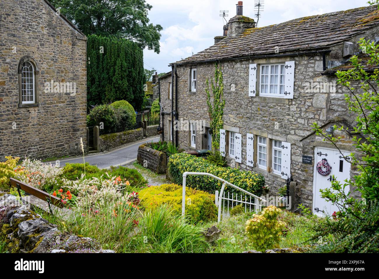 Grassington Yorkshire Regno Unito - 27 luglio 2024. Affascinante cottage in pietra con un lussureggiante giardino in un pittoresco villaggio rurale Foto Stock