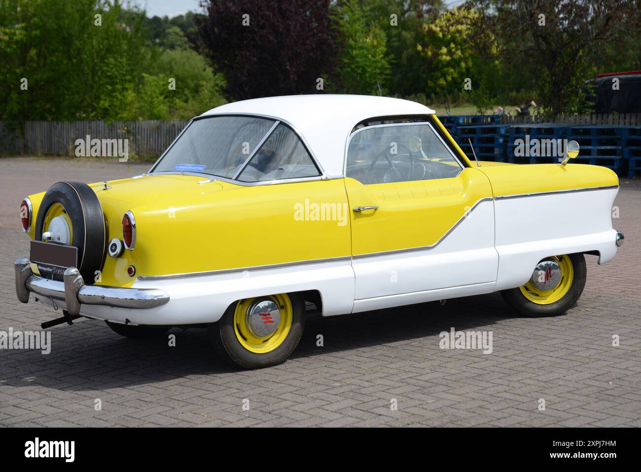 Un Metropolitan del 1957 in giallo e bianco, commercializzato anche come Nash Metropolitan e Hudson Metropolitan Foto Stock