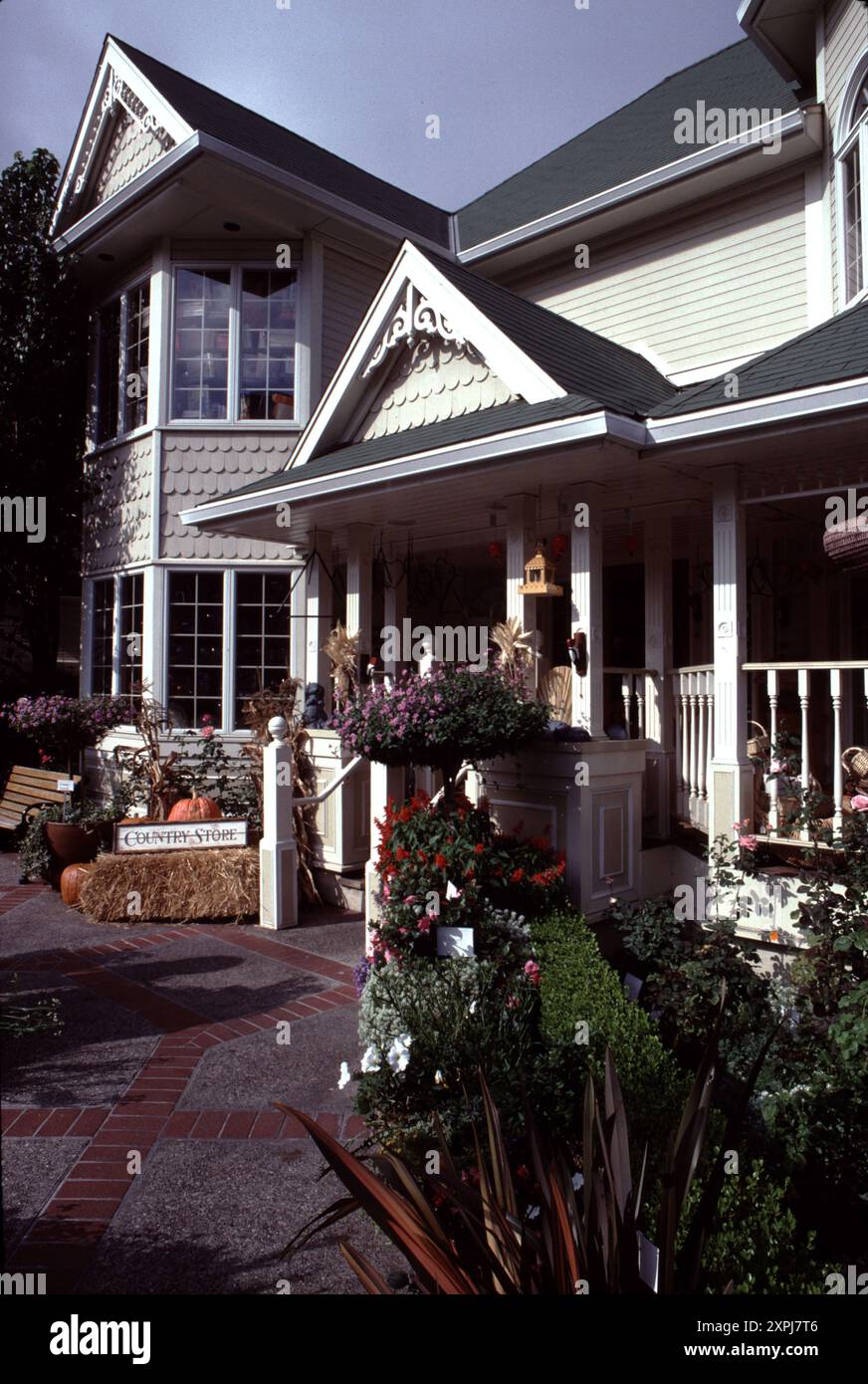 San Luis Obispo CA, Stati Uniti. 1982. Apple Farms Inn. L'Apple Farm Inn, con tre piani che combinano design rurale contemporaneo con sistemazioni eleganti, vanta camere con area salotto, caminetti a gas, Wi-Fi e molto altro per creare un ambiente perfetto per rilassarsi. Foto Stock