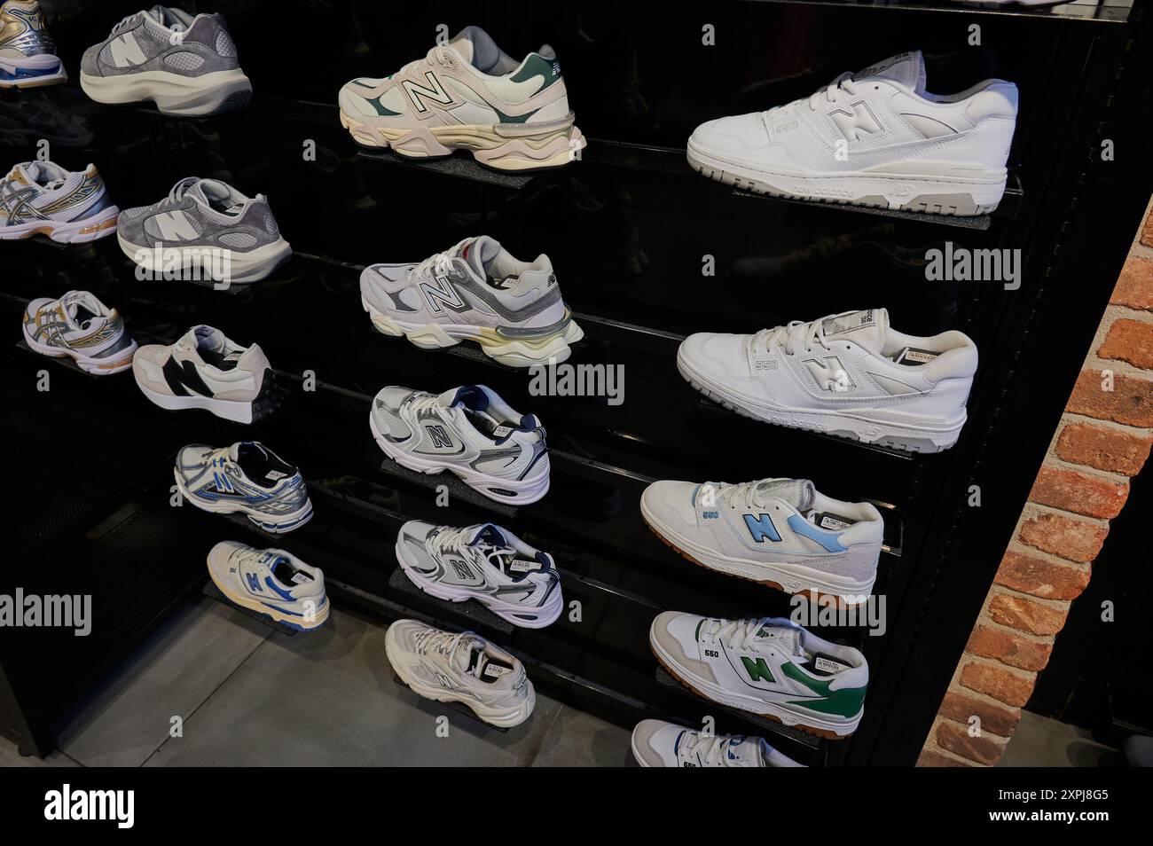 Colonia, Germania - 5 agosto 2024: Esposizione di scarpe sportive New Balance in un negozio locale. Foto Stock