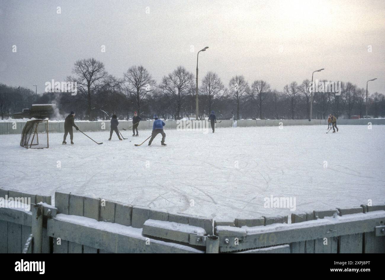 1990 foto d'archivio di persone che giocano a hockey su ghiaccio nel Gorky Park, Mosca in inverno. Foto Stock