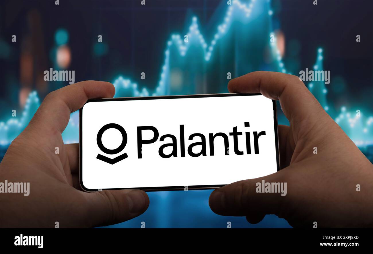 Logo della società di sicurezza informatica Palantir visualizzato sullo smartphone Foto Stock