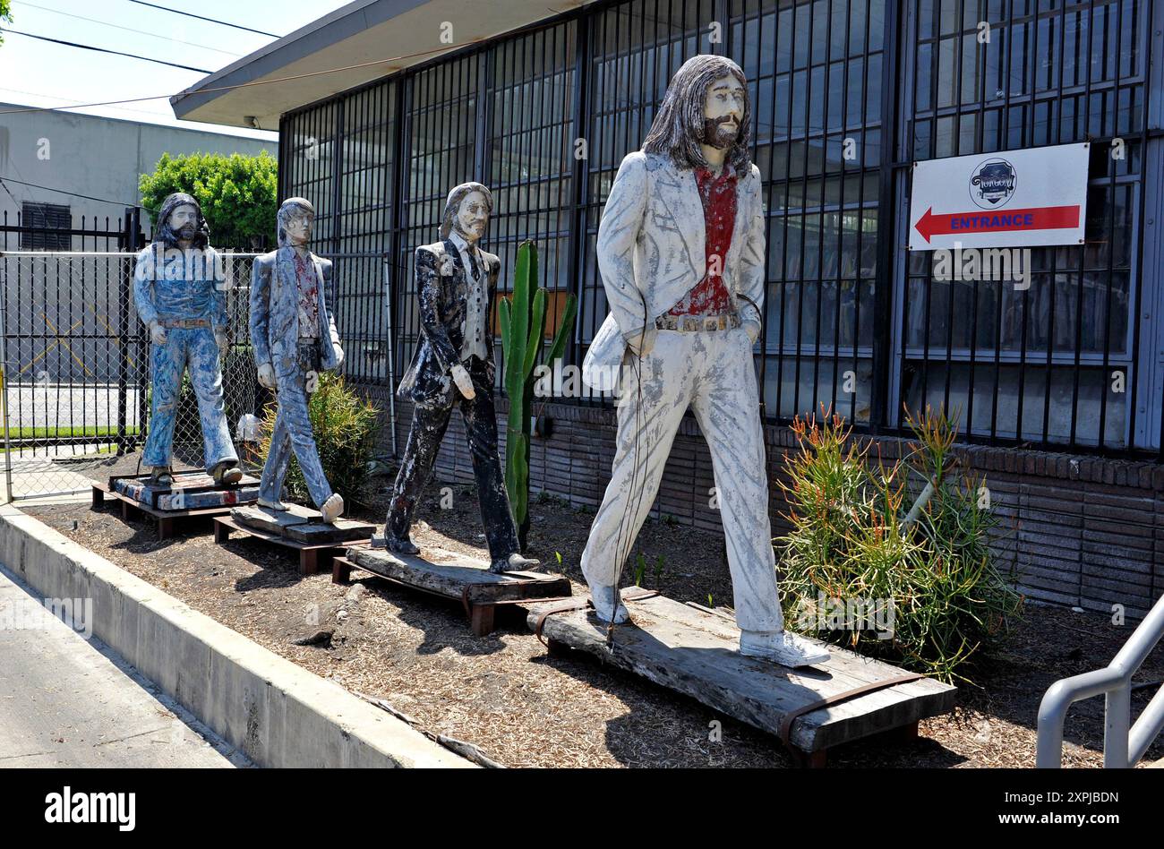 Beatles, statue, intagliate, in legno, arte popolare, scultura, incrocio, Abbey Road, abbigliamento vintage Torgom, Vernon, Los Angeles, California, Stati Uniti Foto Stock