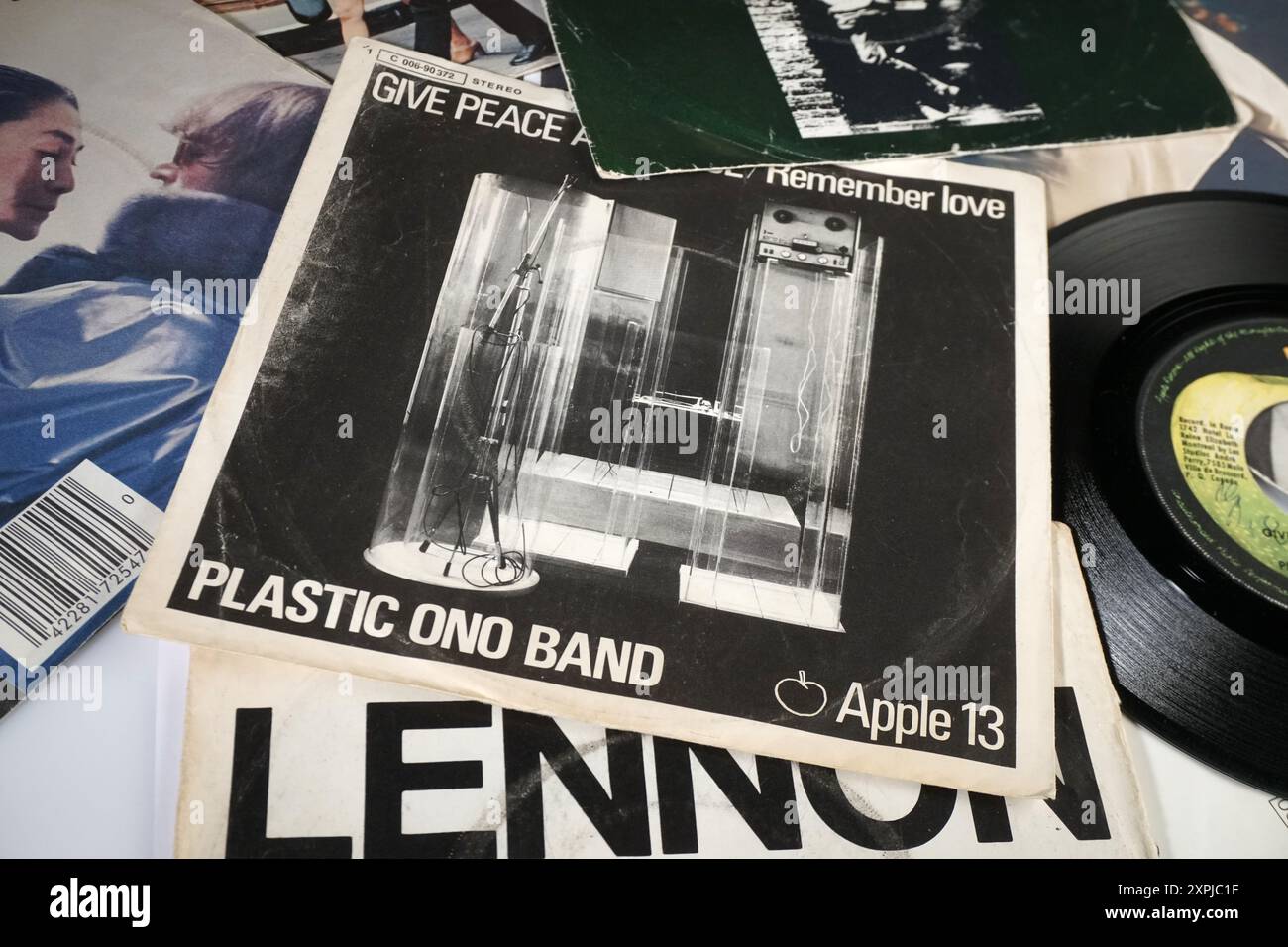 AMBURGO, GERMANIA, 22 - 2024 giugno: Mostra musicale - John Lennon copertina musicale - Give Peace a Chance Foto Stock