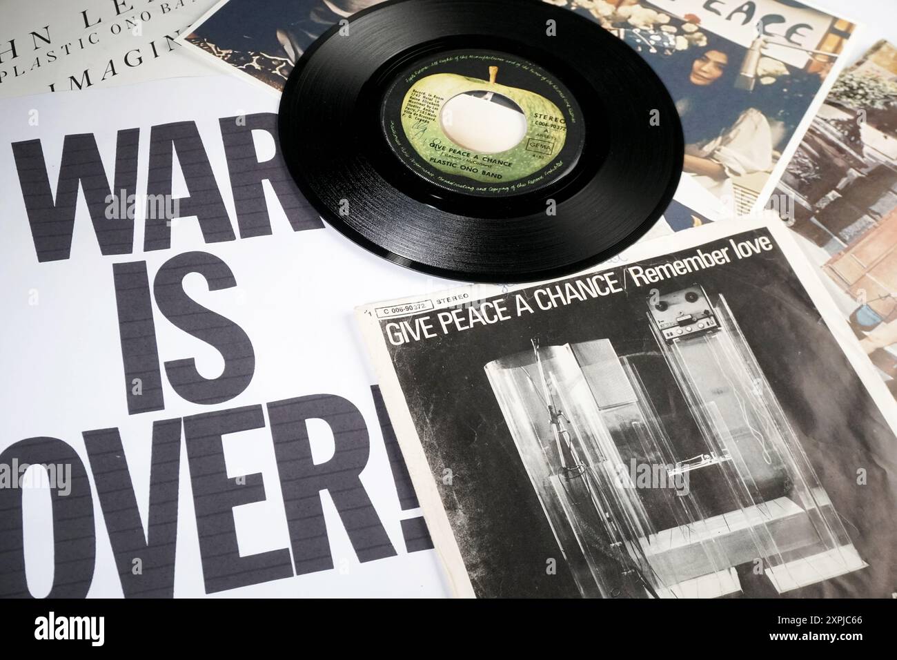 AMBURGO, GERMANIA, 22 - 2024 giugno: Mostra musicale - John Lennon Music Cover;S War is Over - Give Peace a Chance Foto Stock