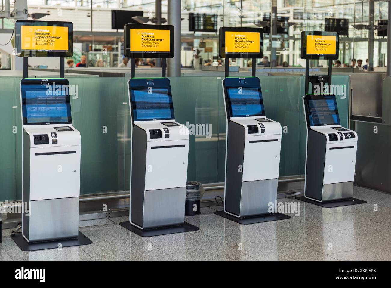 AEROPORTO DI MONACO, GERMANIA, 8 AGOSTO 2024 : nuova macchina self-service o self-service automatica presso l'aeroporto di Monaco macchina self-service automatica presso Muni Foto Stock