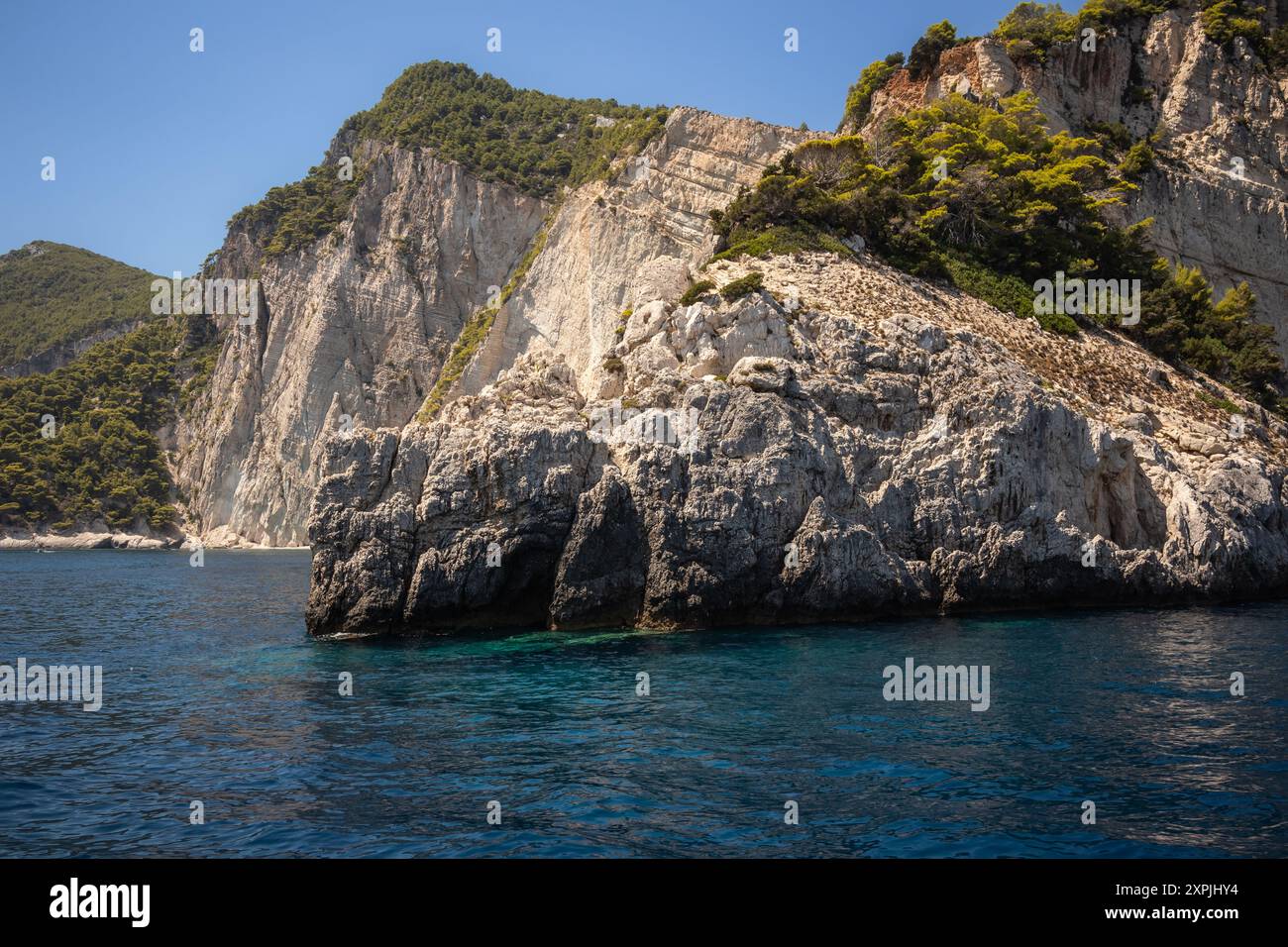 Splendido paesaggio della costa rocciosa di Zante. Scenario estivo della scogliera rocciosa con il Mar Ionio in Grecia. Foto Stock