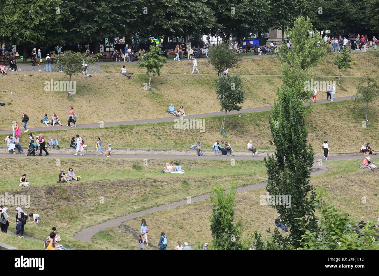 Edimburgo, Scozia 6 agosto 2024 Edimburgo durante il Festival Internazionale il festival si svolge dal 2 al 25 agosto 2024. Folle a zig zag attraverso Princess Gardens (c)Ged Noonan/Alamy Foto Stock