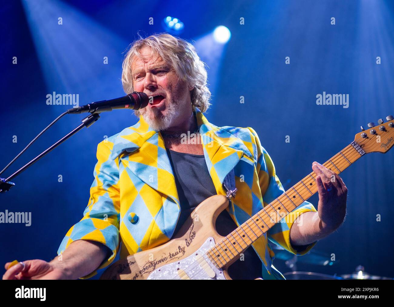 Nick Barrett, cantante e chitarrista solista della band progressive rock Pendragon, che si esibisce sul palco durante un concerto dal vivo Foto Stock
