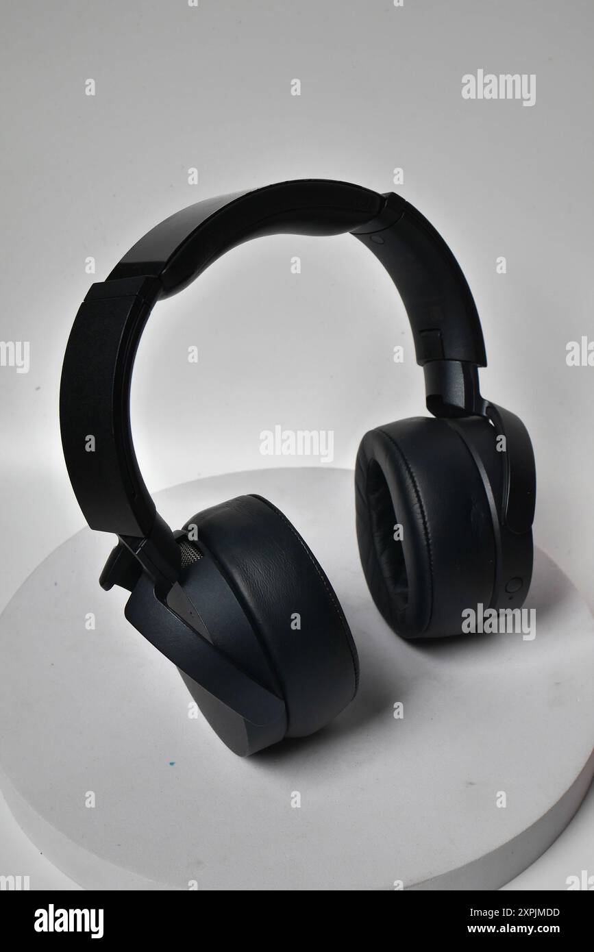 Cuffie nere con modello casual isolato sul bianco Foto Stock