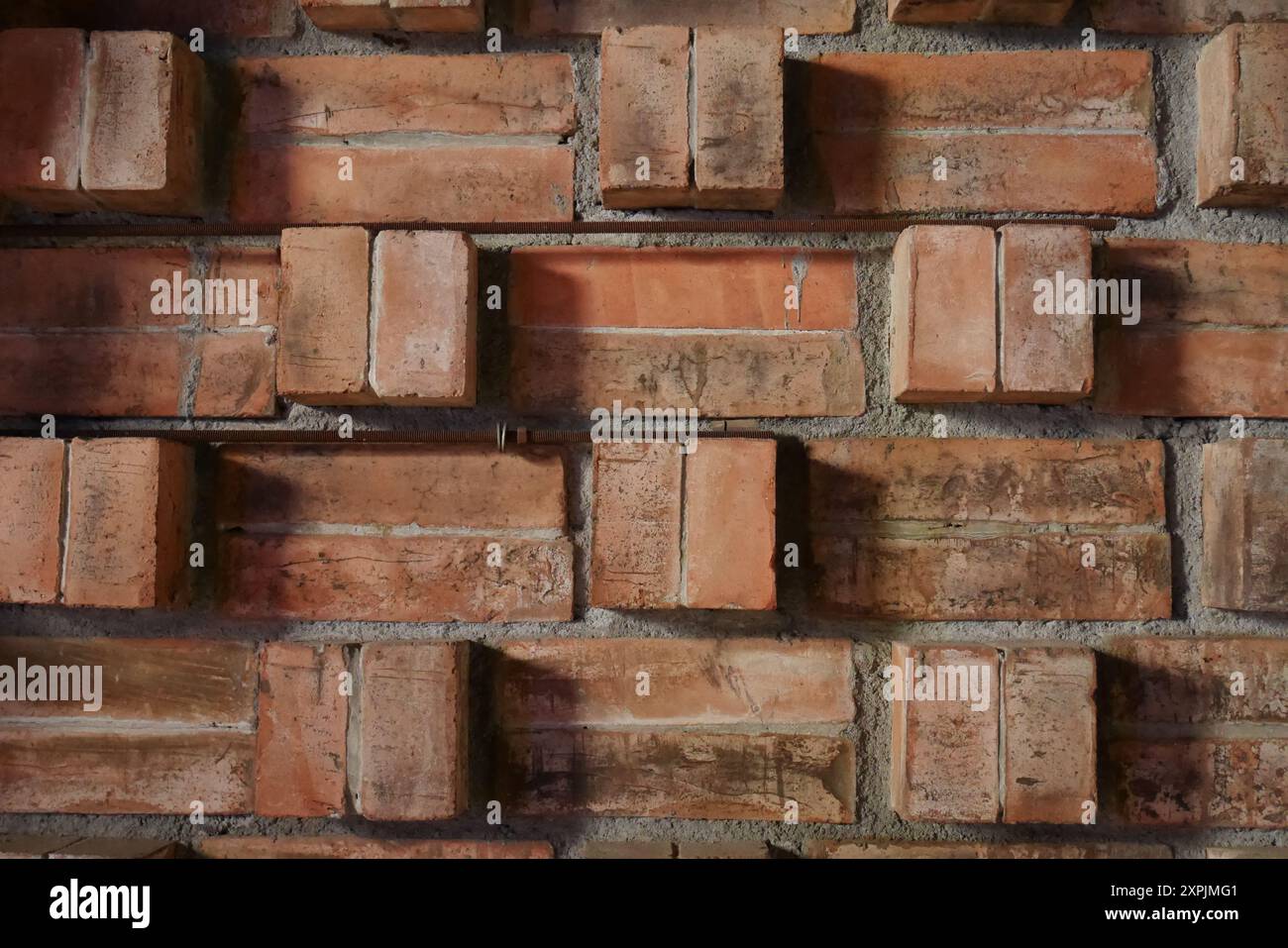 Sfondo per la disposizione delle pareti in mattoni con composizioni geometriche e goffrate Foto Stock