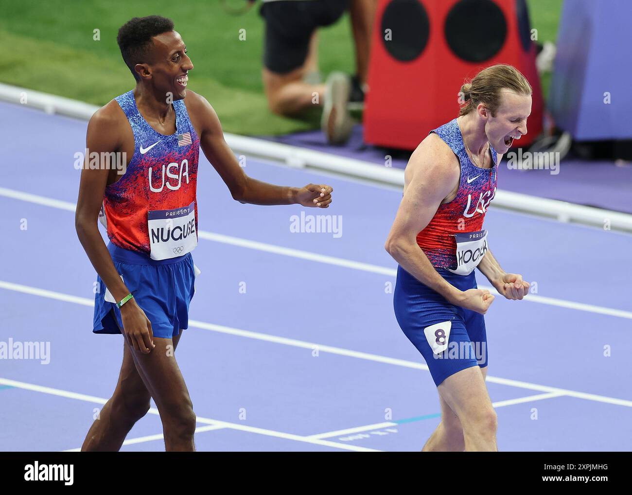 Parigi, Francia. 6 agosto 2024. Cole Hocker (R) e Yared Nuguse degli Stati Uniti reagiscono dopo i 1500 m finali maschili di atletica leggera ai Giochi Olimpici di Parigi 2024 a Parigi, Francia, 6 agosto 2024. Crediti: Li Gang/Xinhua/Alamy Live News Foto Stock