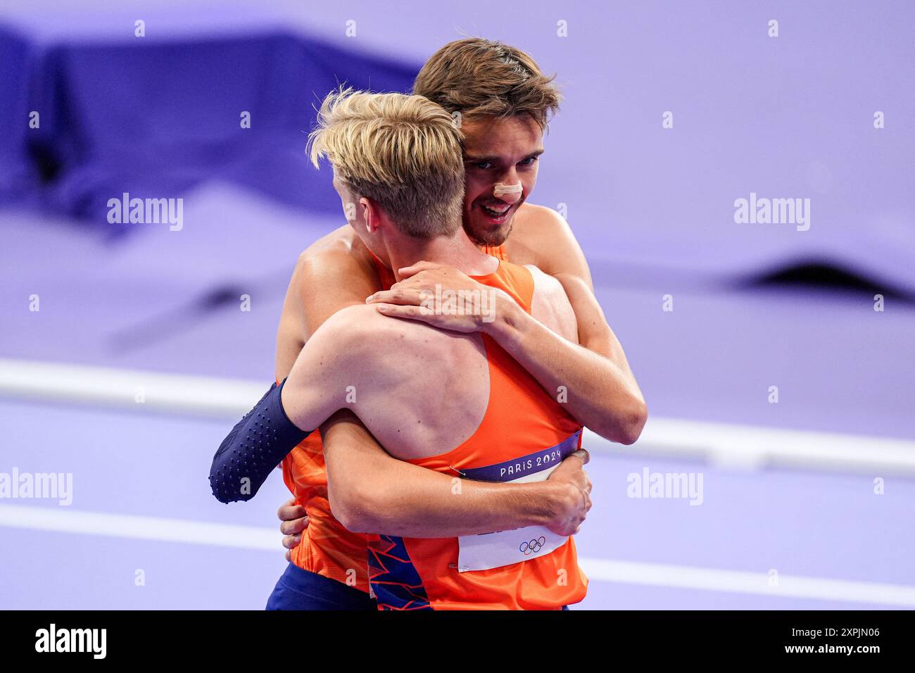 Parigi, Francia. 6 agosto 2024. PARIGI, FRANCIA - 6 AGOSTO: Niels Laros dei Paesi Bassi abbraccia Stefan Nillessen dei Paesi Bassi dopo aver partecipato alla finale maschile dei 1500 m durante il giorno 11 dell'atletica leggera - Giochi Olimpici Parigi 2024 allo Stade de France il 6 agosto 2024 a Parigi, Francia. (Foto di Joris Verwijst/Agenzia BSR) credito: Agenzia BSR/Alamy Live News Foto Stock