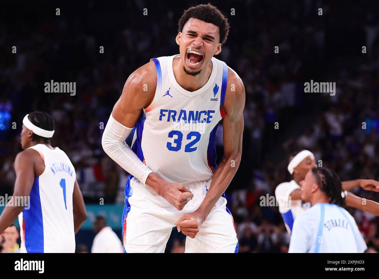 Parigi, Francia, 6 agosto 2024. Victor Wembanyama del Team France celebra la sconfitta del Canada durante il quarto di finale maschile di pallacanestro a Parigi 2024, partita dei Giochi Olimpici tra Francia e Canada alla Bercy Arena il 6 agosto 2024 a Parigi, Francia. Crediti: Pete Dovgan/Speed Media/Alamy Live News Foto Stock