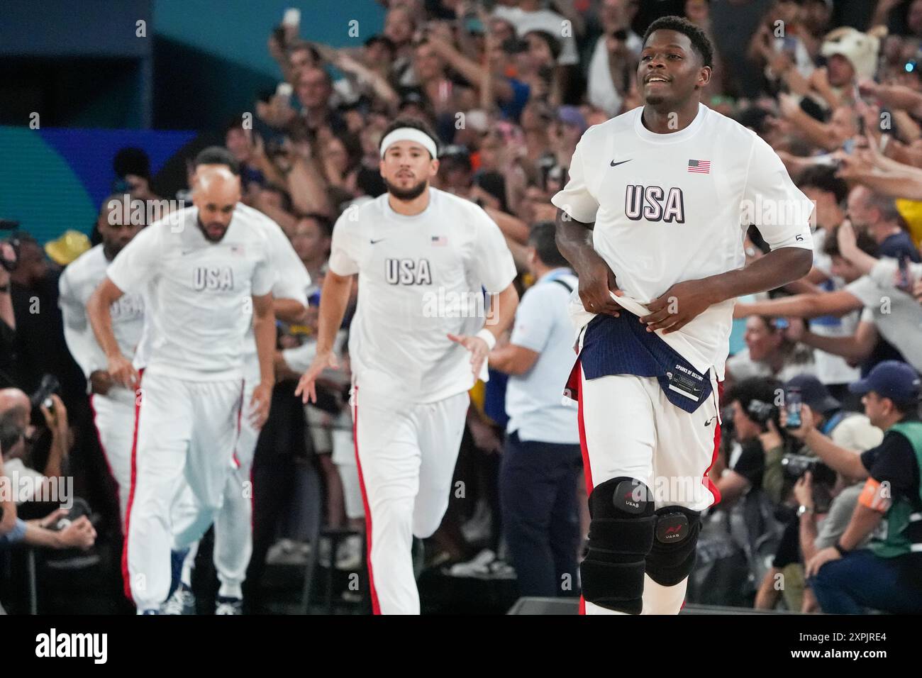 I giocatori di basket della squadra USA scendono in campo prima del loro incontro contro il Brasile nei quarti di finale di pallacanestro maschile ai Giochi Olimpici di Parigi 2024 a Parigi, Francia, martedì 6 agosto 2024. Foto di Richard Ellis/UPI Foto Stock