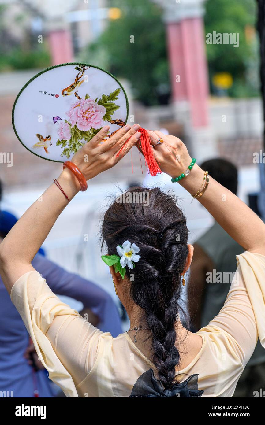 Donna cinese canadese che indossa il tradizionale costume da y al Calgary Heritage Day Festival, Alberta Canada Foto Stock
