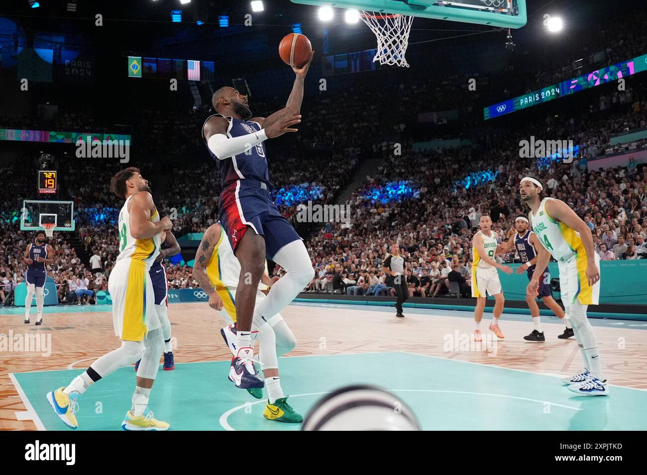 Parigi, Francia. 6 agosto 2024. LeBron James degli Stati Uniti (6) va a un layup nei quarti di finale di pallacanestro maschile contro il Brasile ai Giochi Olimpici di Parigi 2024 a Parigi, Francia, martedì 6 agosto 2024. Foto di Richard Ellis/UPI credito: UPI/Alamy Live News Foto Stock