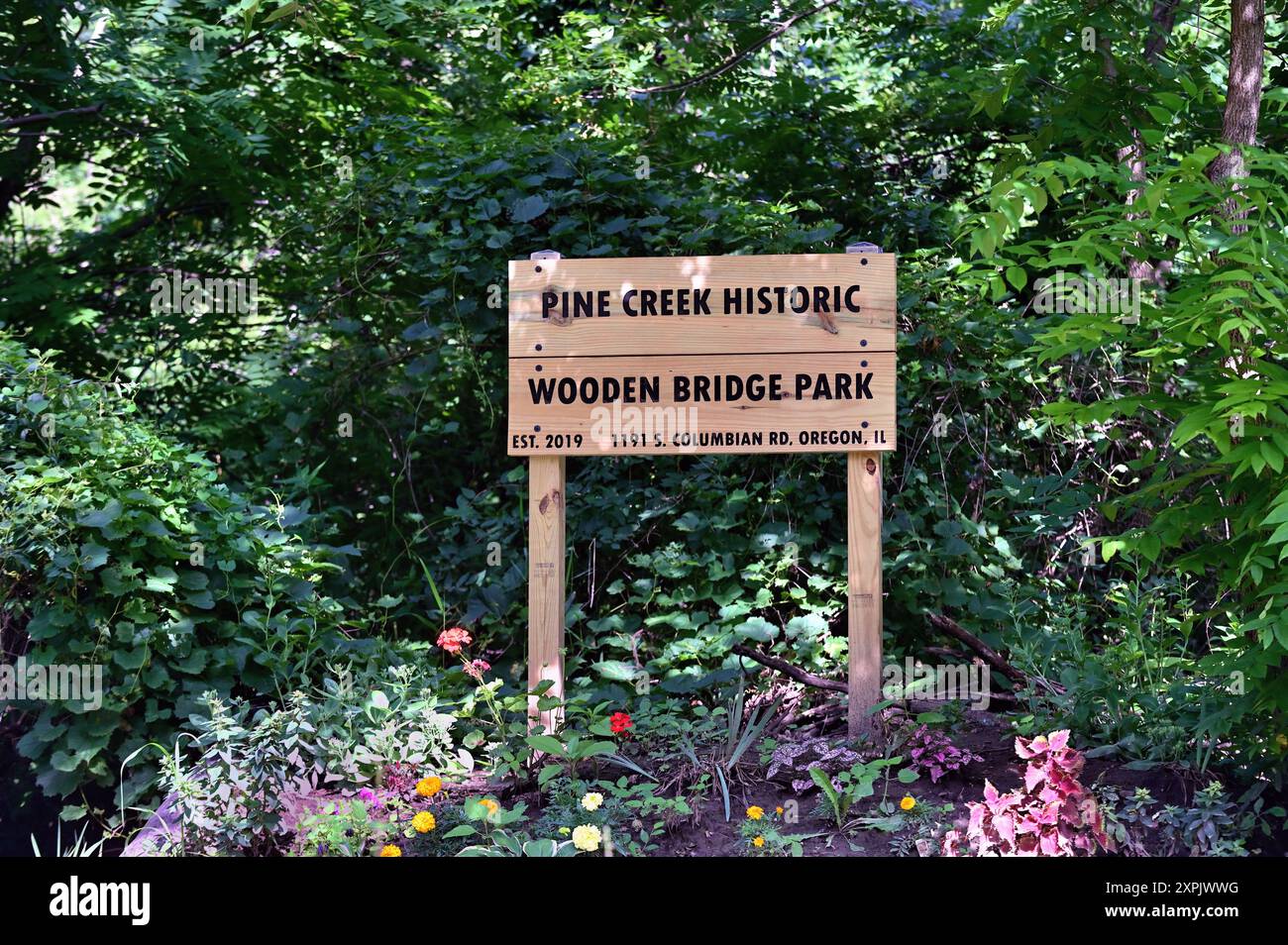 Oregon, Illinois, Stati Uniti. Una piccola area parco presso un vecchio ponte di legno che porta una strada rurale su un binario della Burlington Northern Santa Fe Railway. Foto Stock Oregon, Illinois, Stati Uniti. Una piccola area parco presso un vecchio ponte di legno che porta una strada rurale su un binario della Burlington Northern Santa Fe Railway. Foto Stock