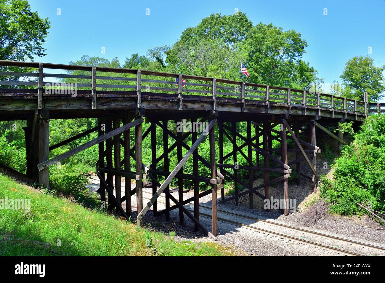 Oregon, Illinois, Stati Uniti. Un vecchio ponte di legno porta una strada rurale su un binario della Burlington Northern Santa Fe Railway nell'Illinois centro-settentrionale. Foto Stock