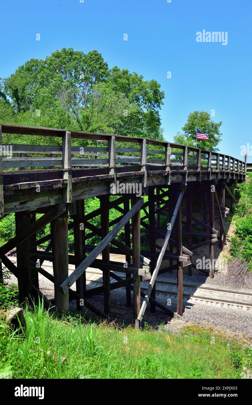 Oregon, Illinois, Stati Uniti. Un vecchio ponte di legno porta una strada rurale su un binario della Burlington Northern Santa Fe Railway nell'Illinois centro-settentrionale. Foto Stock