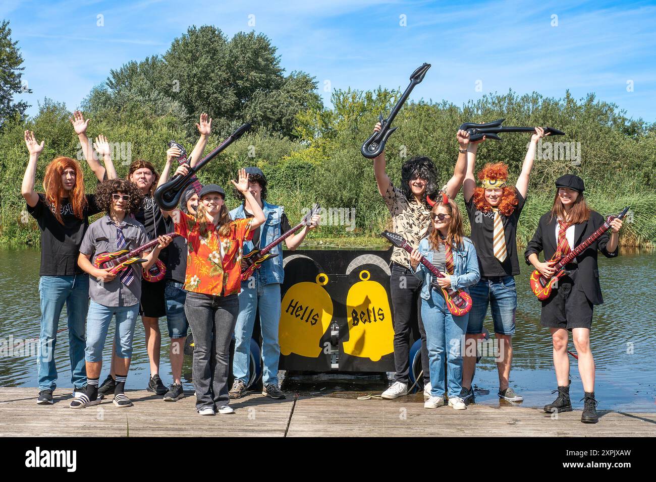 Sommerfest mit Badewannenrennen a Damgarten - 03.08.2024: Zum 20. Mal organisierte am 03.08.2024 der Feuerwehrverein Damgarten, gemeinsam mit dem Kulturamt Ribnitz-Damgarten das Sommerfest mit Badewannenrennen am Damgartener Hafen. Die 6 Badewannen-Besatzungen kämpften um die Pokale Schnellster, Kreativster und Publikumsliebling. Foto: DAS AC-DC Hells Bells Badewannenboot der Lehrlinge der fa. Eisbär Eis aus Plummendorf gewannen den Publikumspreis. Ribnitz-Damgarten Schillstraße Meclemburgo-Vorpommern Deutschland *** Festa estiva con vasca da bagno a Damgarten 03 08 2024 per la ventesima volta, Foto Stock