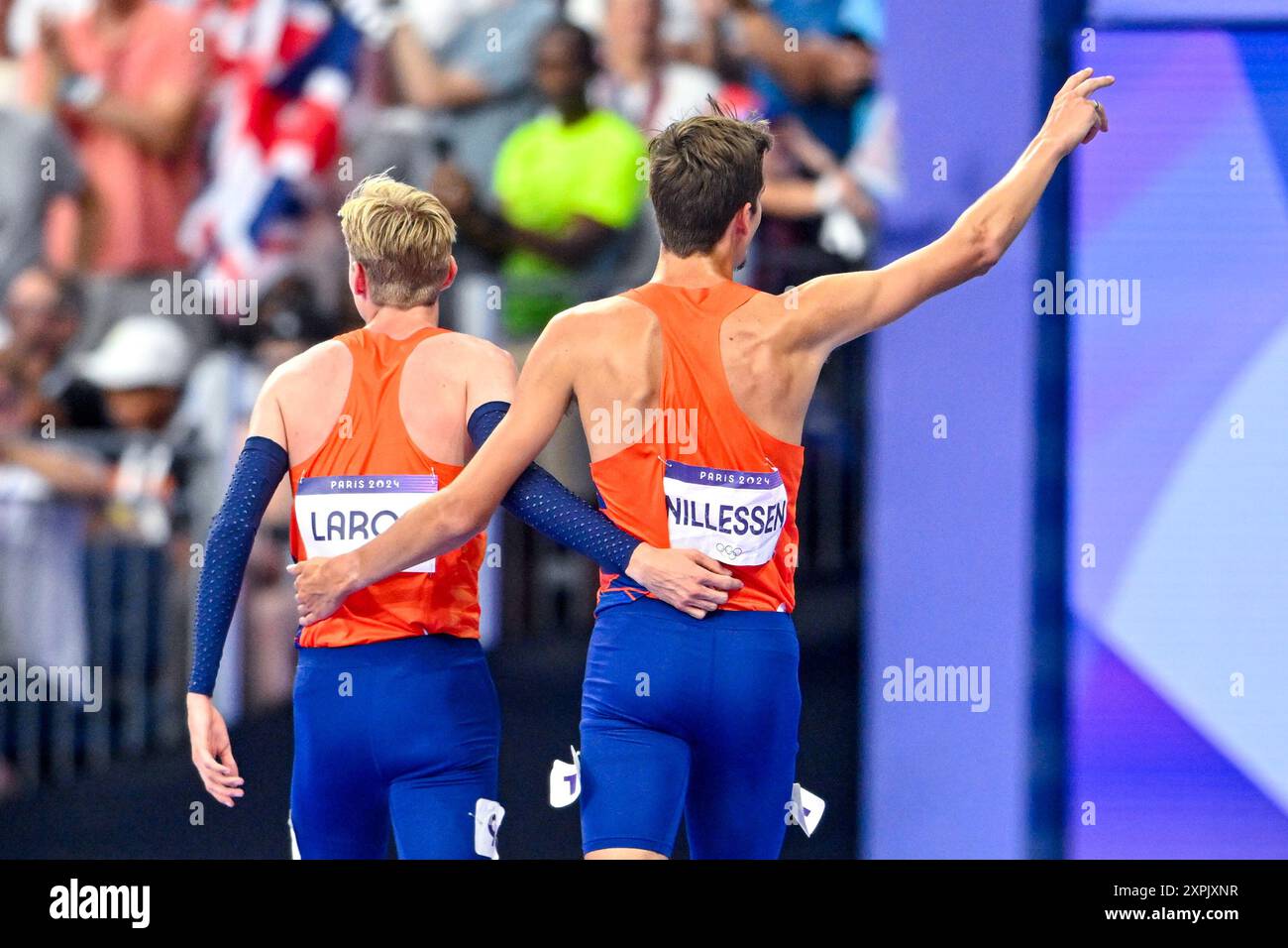 Parigi, Francia. 6 agosto 2024. PARIGI, FRANCIA - 6 AGOSTO: Niels Laros dei Paesi Bassi ringrazia i tifosi per il loro sostegno Stefan Nillessen dei Paesi Bassi dopo aver partecipato alla finale maschile dei 1500 m durante il giorno 11 dell'atletica leggera - Giochi Olimpici di Parigi 2024 allo Stade de France il 6 agosto 2024 a Parigi, Francia. (Foto di Joris Verwijst/Agenzia BSR) credito: Agenzia BSR/Alamy Live News Foto Stock