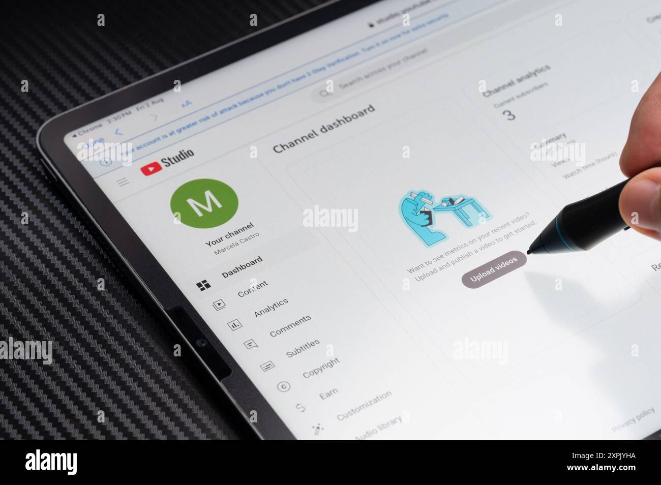 New York, USA - 2 agosto 2024: Dashboard del canale YouTube su schermo tablet vista ravvicinata macro Foto Stock