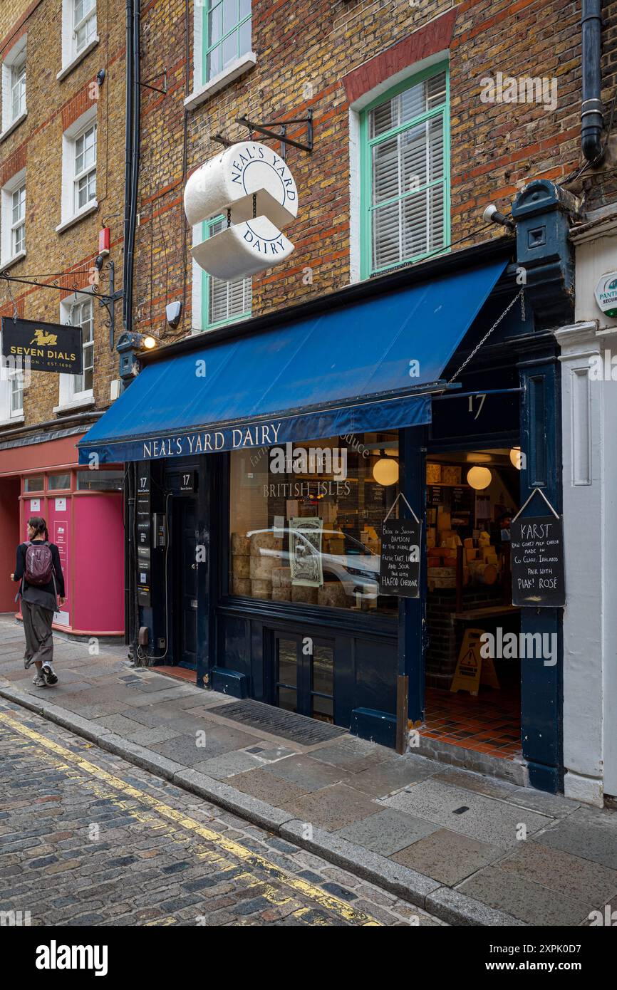 Neal's Yard London - ingresso a Neal's Yard a Covent Garden Londra con il Neal's Yard Dairy Store. Foto Stock