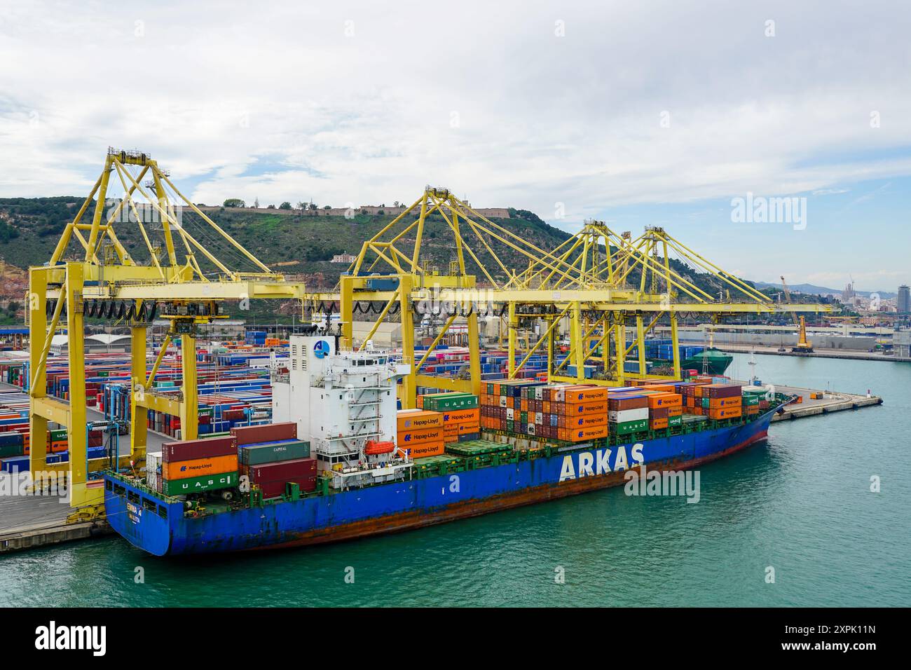 Barcellona, Spagna - 25 maggio 2024: Nave cargo per container di grandi dimensioni presso il terminal container portuale, nave container EMMA A, IMO 9308194, Arkas Holding SA Foto Stock