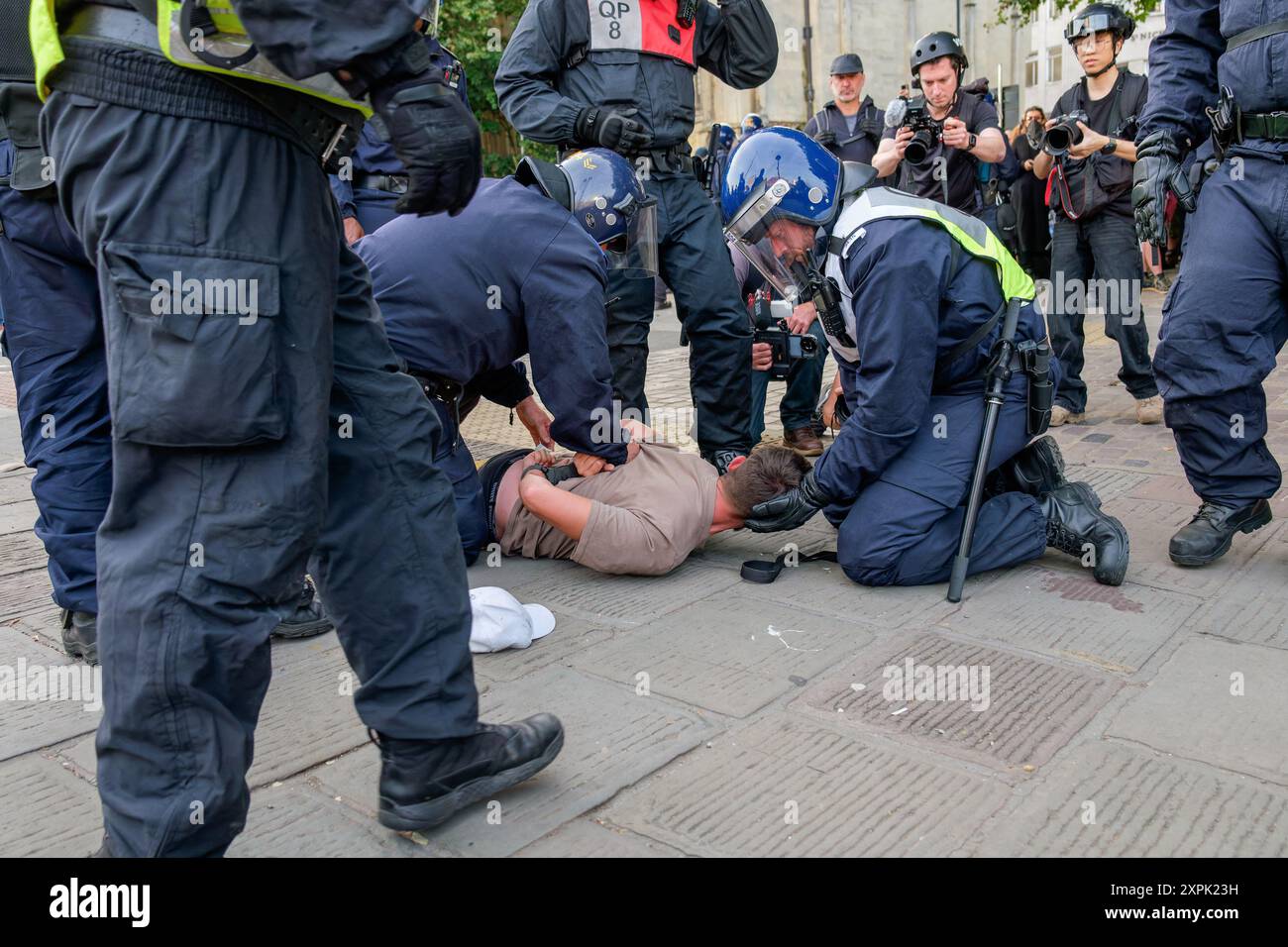 Bristol è sufficiente protesta sommossa - Un manifestante viene arrestato dalla polizia a Bristol, mentre la violenza scoppia a sufficienza è sufficiente protesta 03-08-2024 Foto Stock