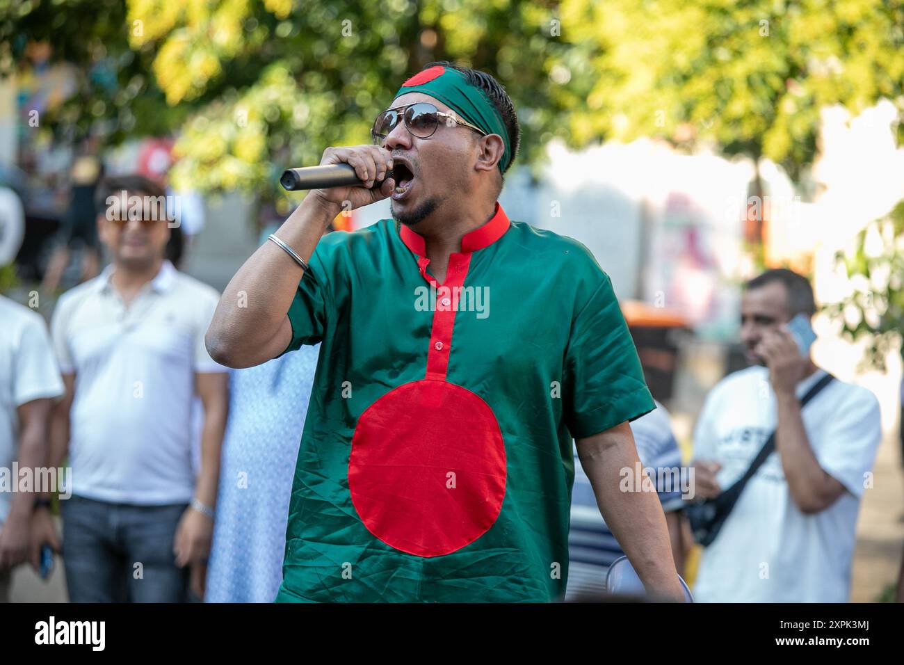 Madrid, Spagna. 6 agosto 2024. La comunità bengalese che vive in Spagna, rappresentata e convocata a Madrid dall'organizzazione "Valiente Bangla”, ha celebrato questo pomeriggio in piazza Lavapies le dimissioni del primo ministro Sheikh Hasina e ha sostenuto gli studenti che protestavano in Bangladesh contro la corruzione del governo. Crediti: D. Canales Carvajal/Alamy Live News Foto Stock