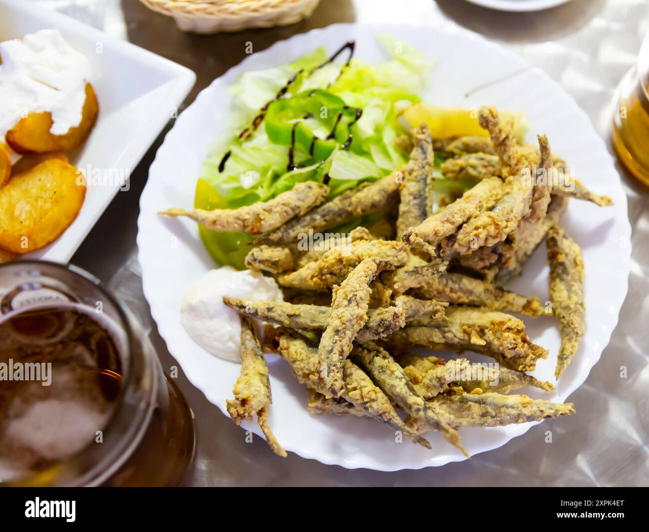 Boquerones fritos, acciughe fritte con salsa Foto Stock