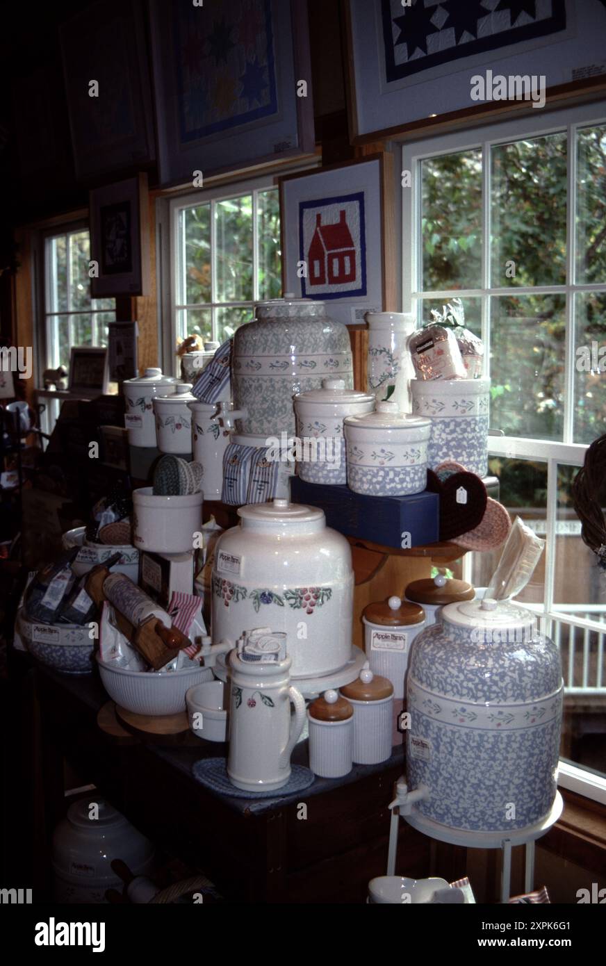 San Luis Obispo CA, Stati Uniti. 1982. Apple Farms Inn. L'Apple Farm Inn, con tre piani che combinano design rurale contemporaneo con sistemazioni eleganti, vanta camere con area salotto, caminetti a gas, Wi-Fi e molto altro per creare un ambiente perfetto per rilassarsi. Foto Stock