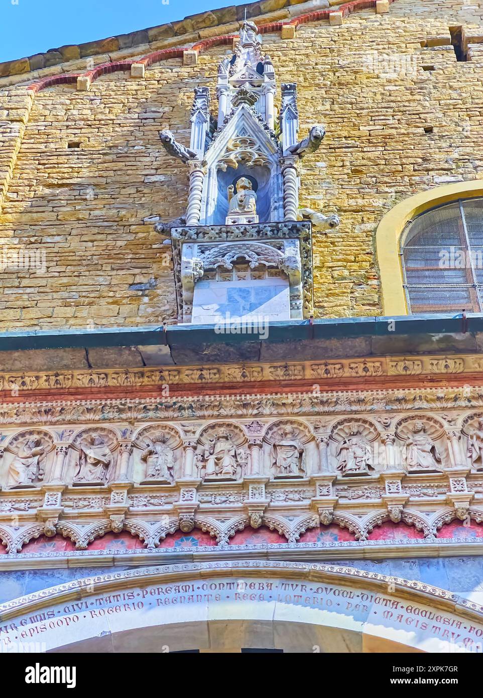 L'edicola gotica scolpita con gargoyle sopra la porta dei Leoni Bianchi della Basilica, Santa Maria maggiore, Bergamo, Italia Foto Stock