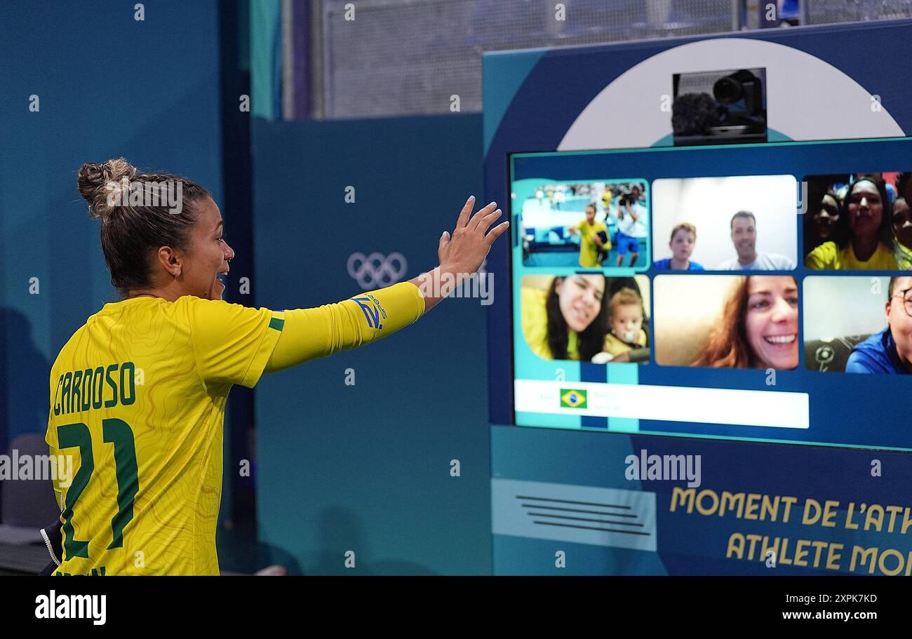 Lille, Francia. 6 agosto 2024. Adriana Cardoso del Brasile reagisce mentre fa videochiamata con i parenti dopo i quarti di finale femminile di pallamano tra Norvegia e Brasile ai Giochi Olimpici di Parigi 2024 a Lille, Francia, il 6 agosto 2024. Crediti: Meng Dingbo/Xinhua/Alamy Live News Foto Stock