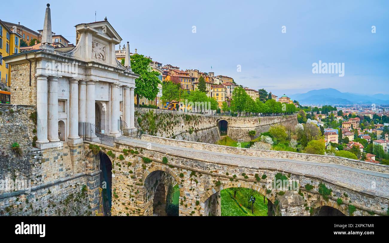 La porta medievale di San Giacomo e il viadotto in pietra, che collega la città alta e bassa di Bergamo, Italia Foto Stock