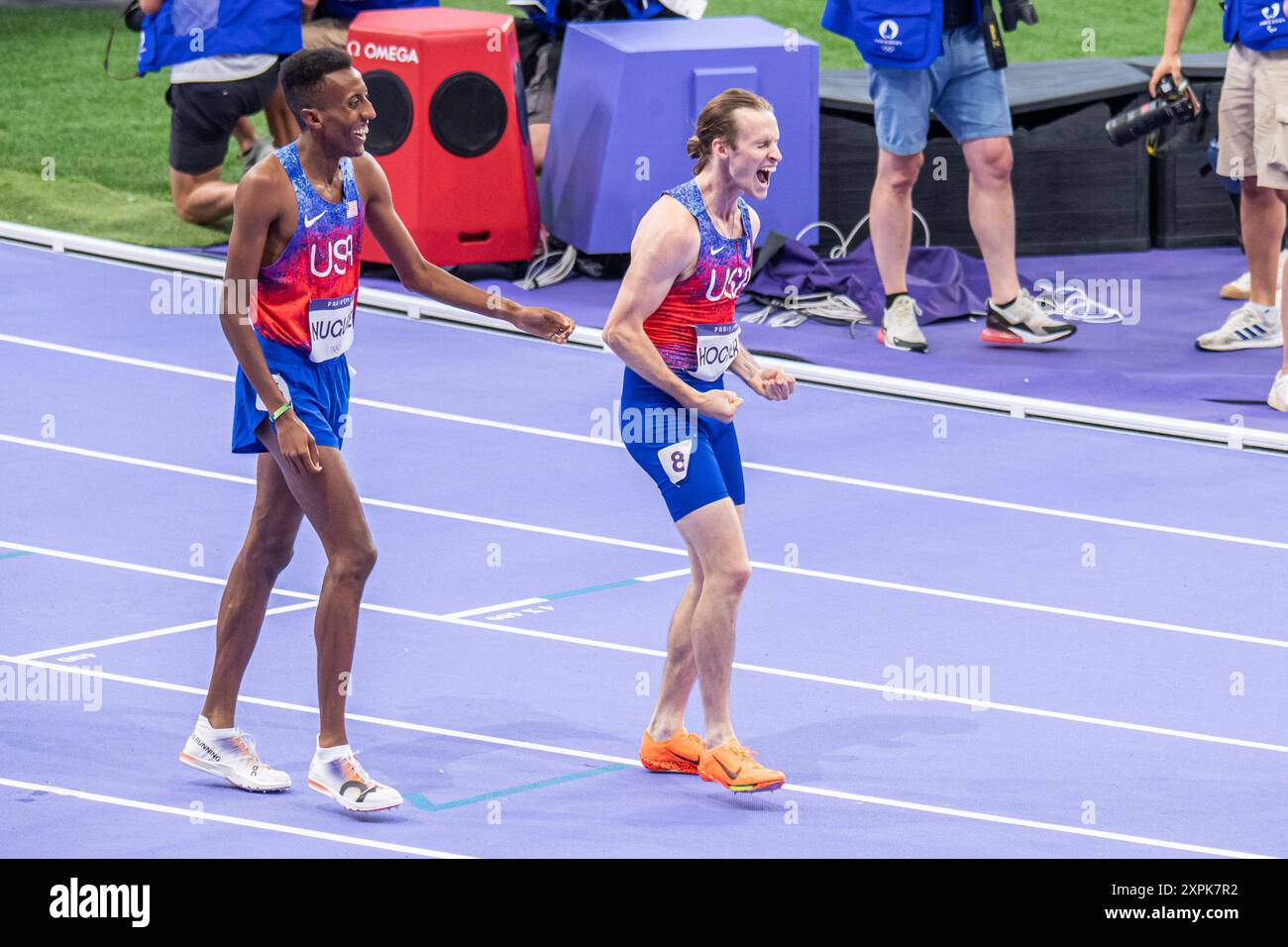 Cole Hocker (USA) Medaglia d'oro, Yared Nuguse (USA) Medaglia di bronzo, atletica leggera, uomini e#39;s 1500m finale durante i Giochi Olimpici di Parigi 2024 il 6 agosto 2024 allo Stade de France di Saint-Denis vicino Parigi, Francia Foto Stock